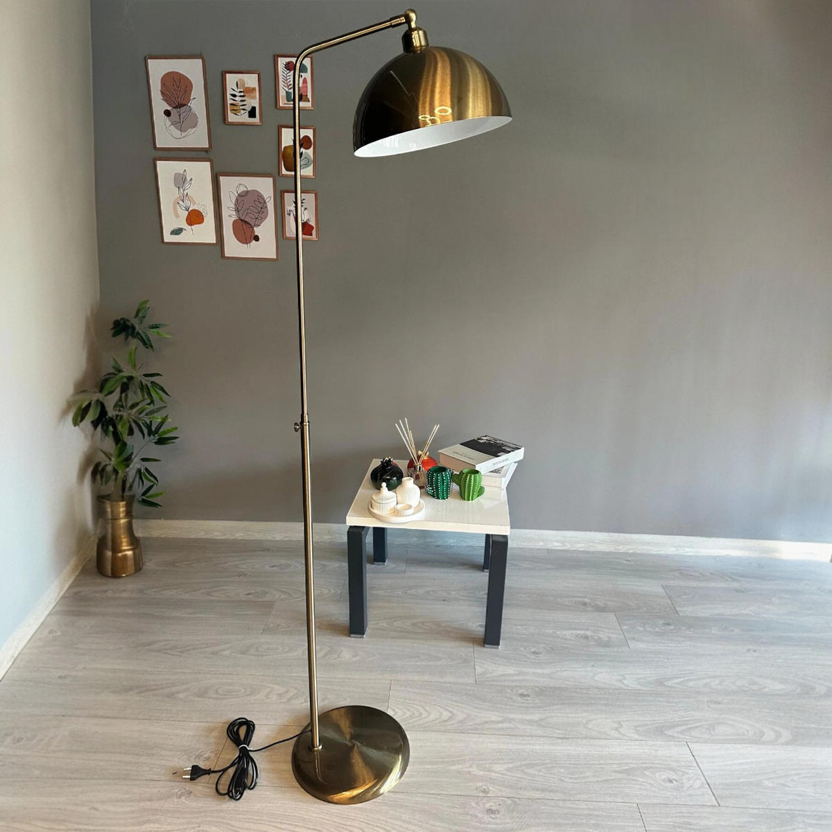 STEHLAMPE Norek aus Metall mit E27, verstellbarer Lampenschirm - Messingfarben, Metall (37/37/169cm) - Bamyum