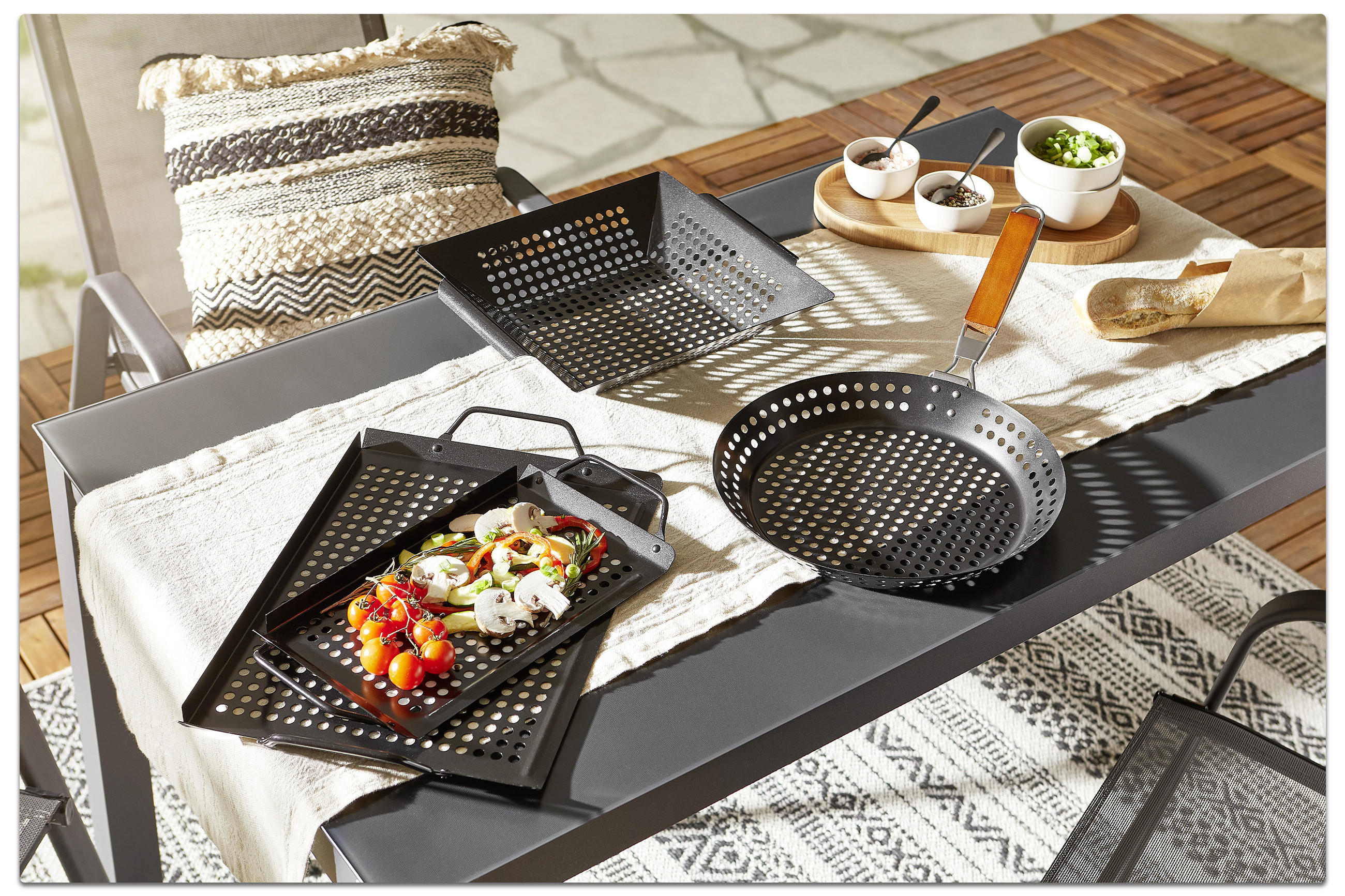 Tisch mit Grill, Grillpfanne und Tablett