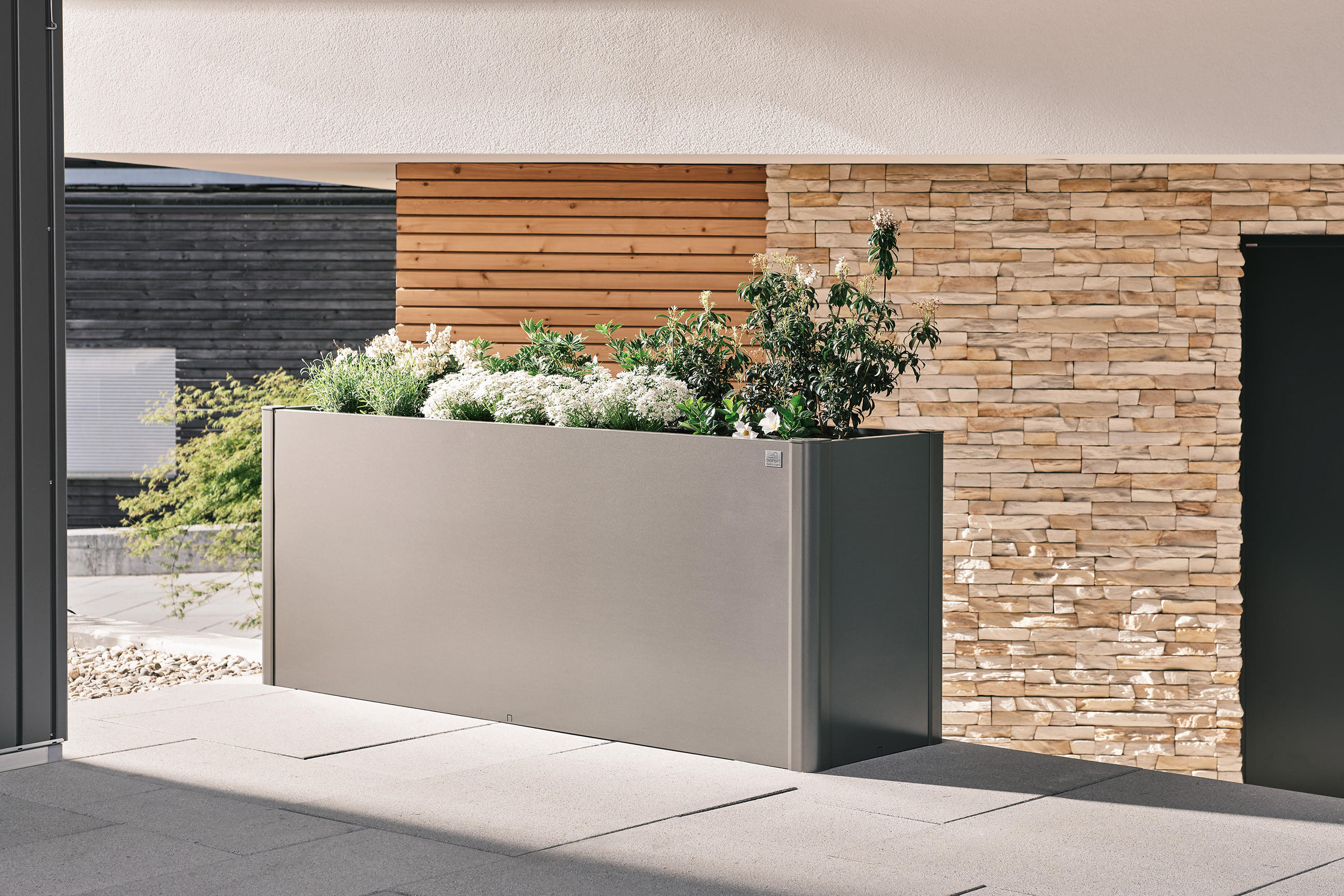 Stilvoller Frühbeetaufsatz von Biohort im Outdoorbereich von modernem Haus.