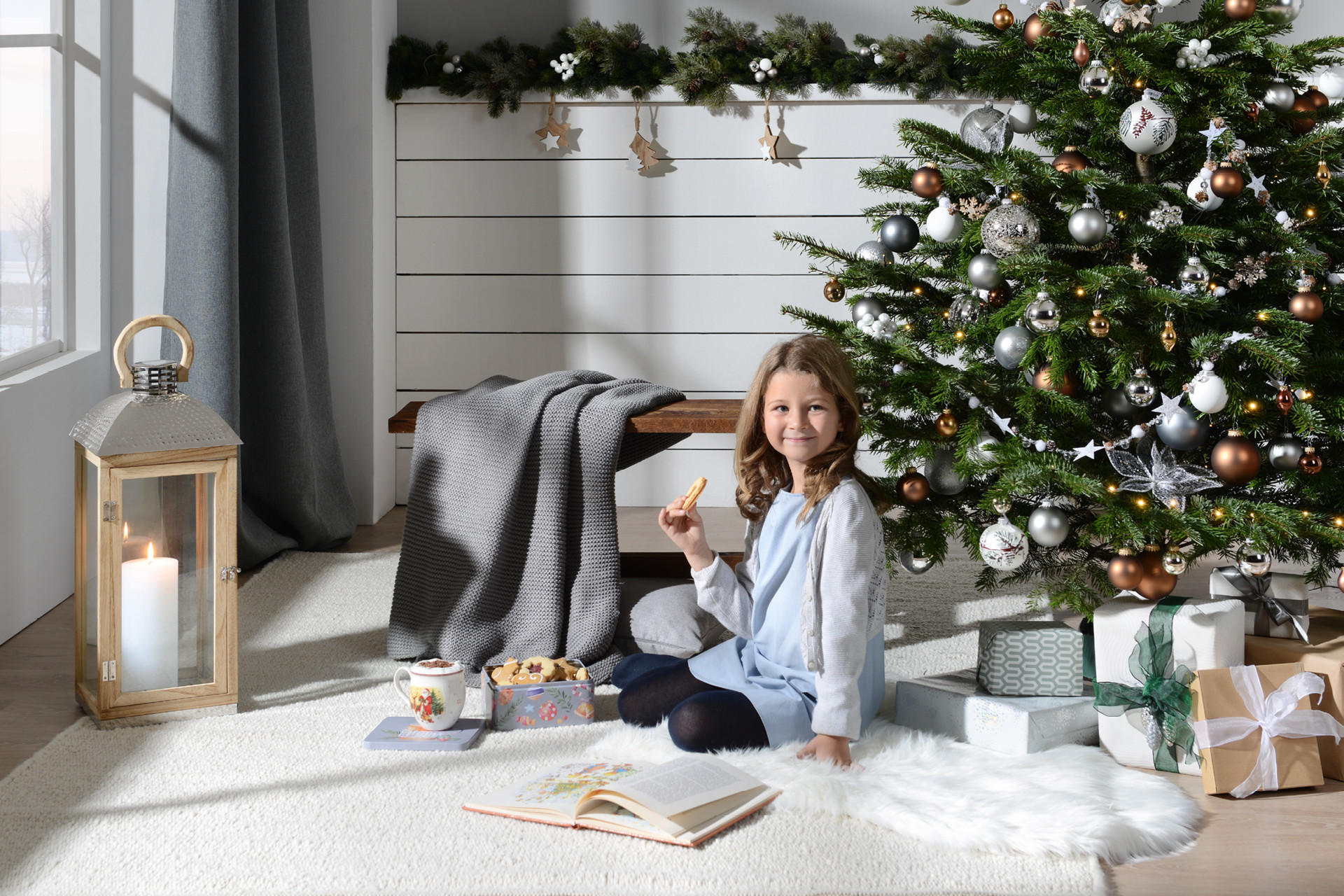 Kleines Kind vor dem Weihnachtsbaum