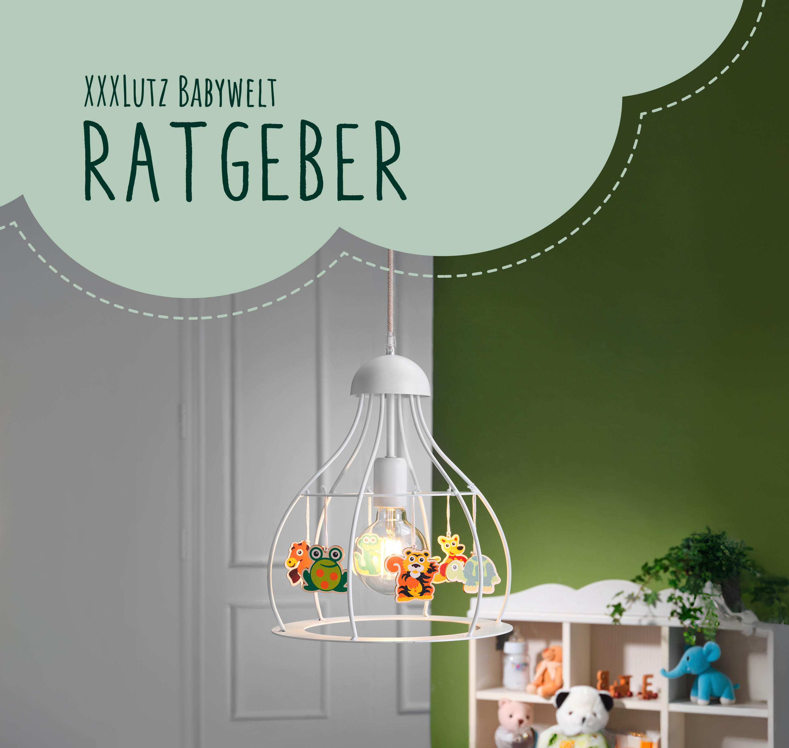 Hängelampe mit weißem Gitter und bunten Tierfiguren vor einer grünen Wand, links Wolkengrafik mit dem Text 'XXXLUTZ BABYWELT RATGEBER'
