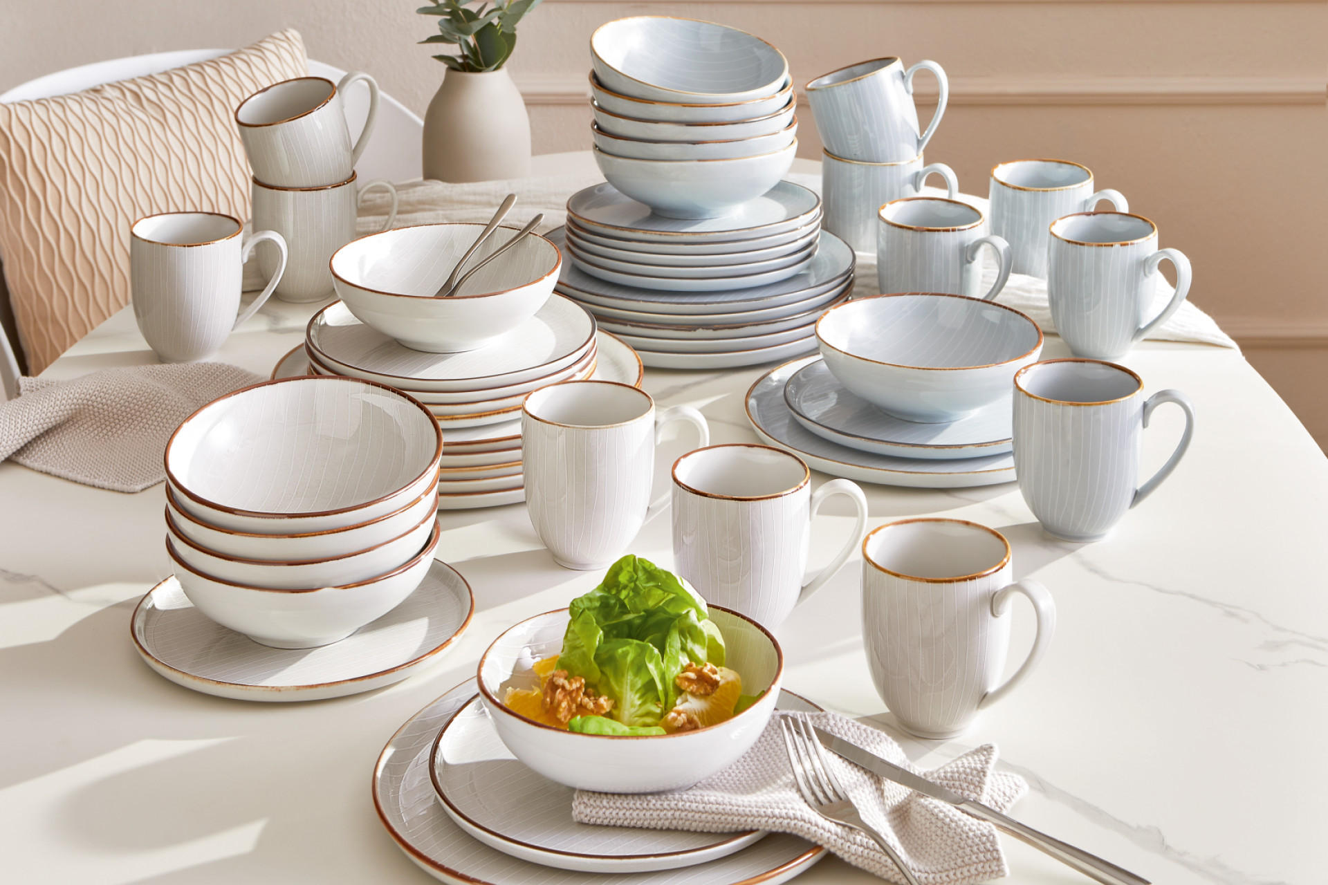 Sada porcelánu bílá s hnědými okraji