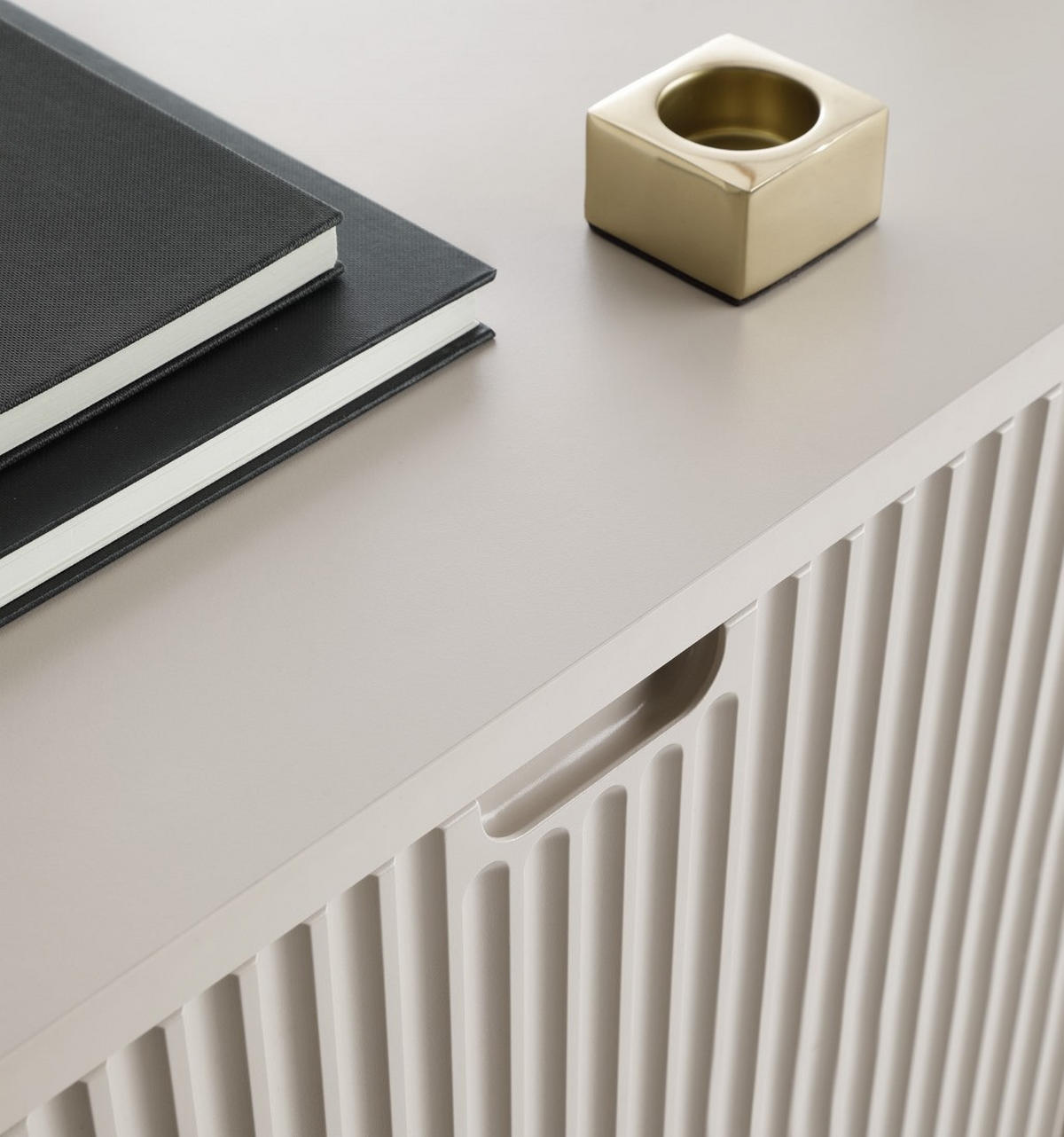 KOMMODE ZOVA - K-103, mit 6-Regalen, Metallfüße 103x39x129 cm CASHMERE - Schwarz, Holzwerkstoff/Kunststoff (103/129/39cm) - DomoHome