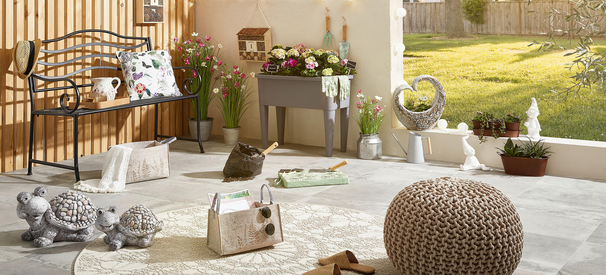 Terrasse frühlinghaft dekoriert