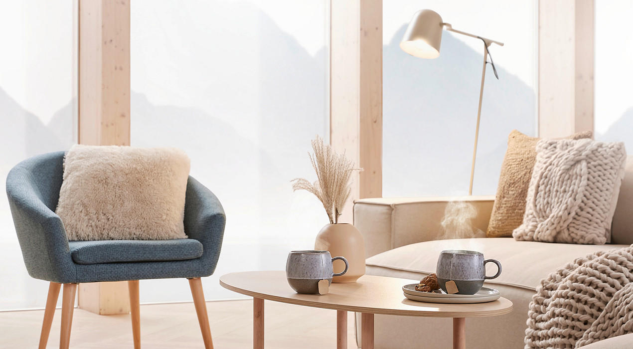 Wohnzimmer mit Sofa und Couchtisch aus Holz