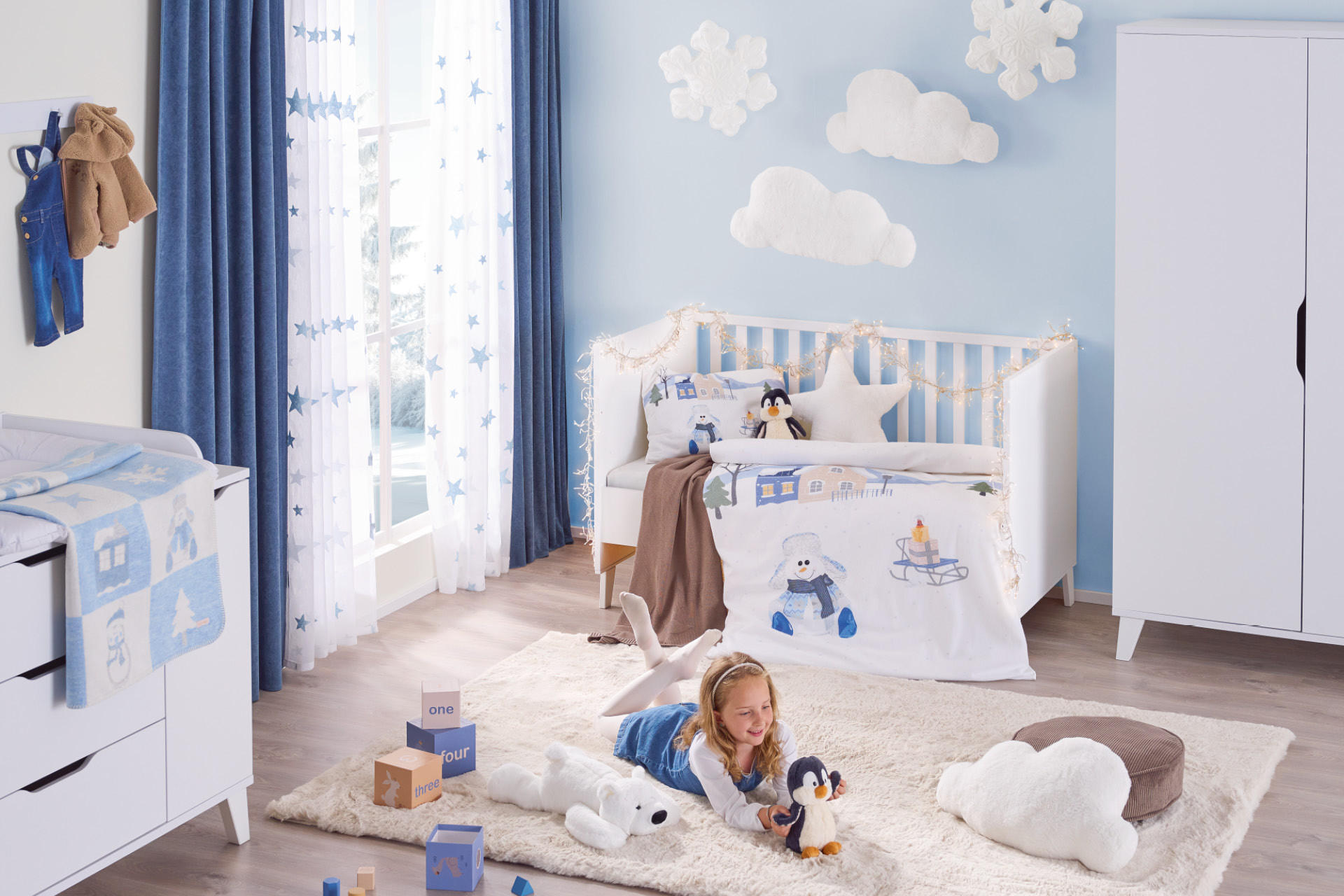 Babyzimmer Möbel in weiß und Vorhänge in blau; Heimtextilien, Dekoration & Spielzeug in weiß, blau & beige
