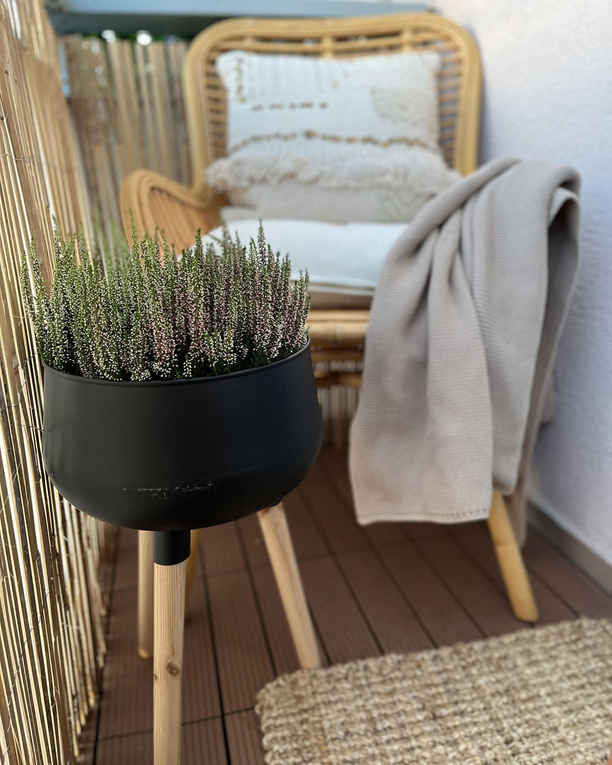 SUPORT PENTRU PLANTE metal negru cu picioare din lemn 47 cm Agros - negru/maro deschis, metal (47cm) - Beliani