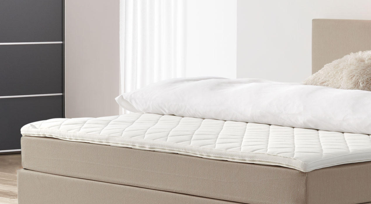 Matratze auf beigem Bett