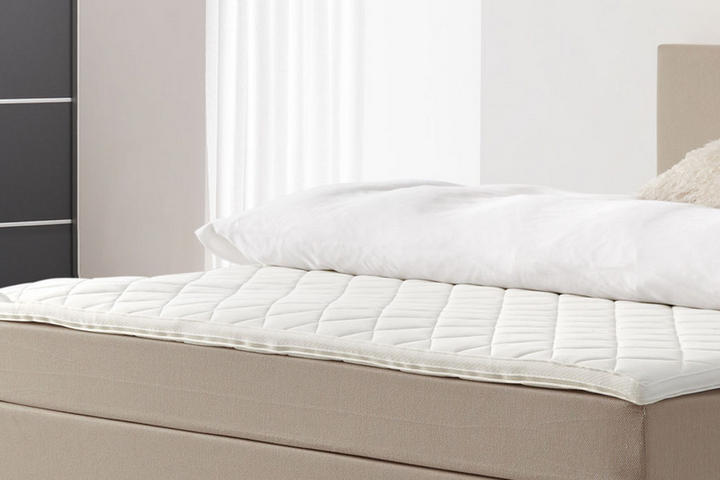 Matratze auf beigem Bett