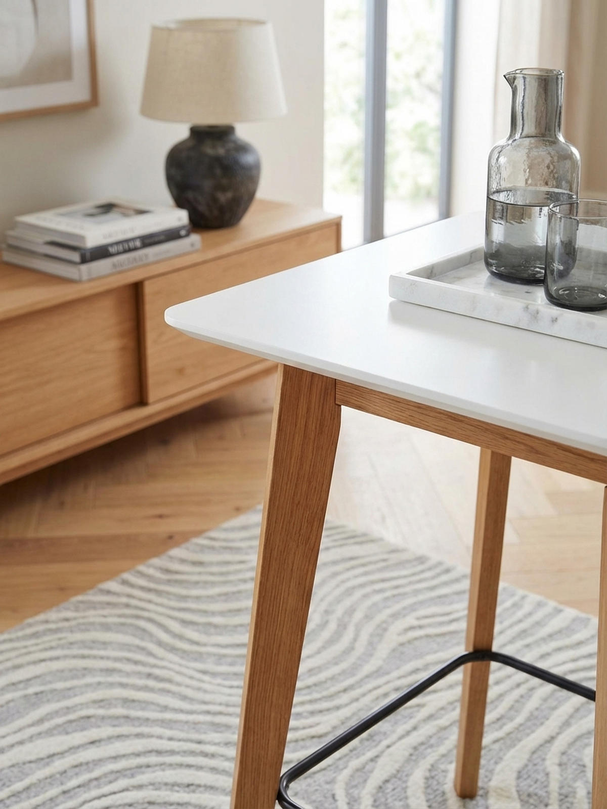 BARTISCH – Skandinavisch, Eichenbeine, quadratisch, 50 kg Belastbarkeit - Weiß/Braun, Eichenholz/Holz (60/60/110cm) - KADIMA DESIGN