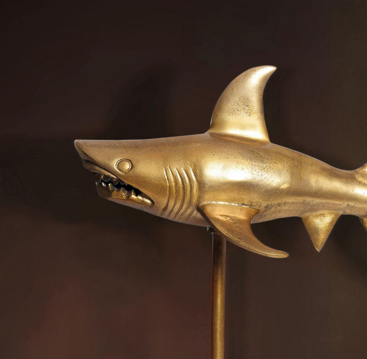 DEKOFIGUR Hai Aluminium 70 cm mit Sockel im maritimen Stil, Gold 70x27x49 cm - Goldfarben, Metall (70/49/27cm) - KADIMA DESIGN