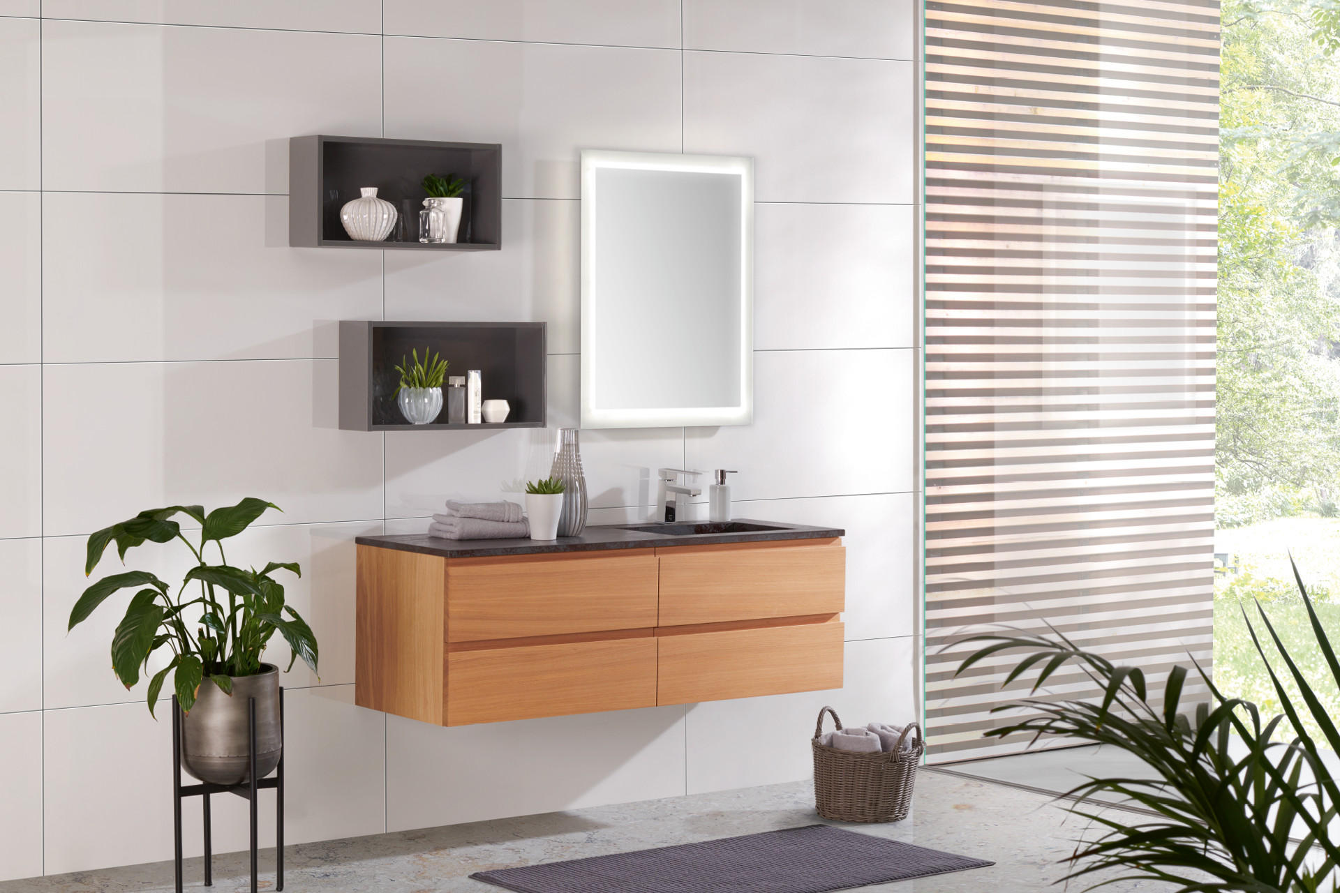 Moderní koupelna s podsvětleným zrcadlem inspirace