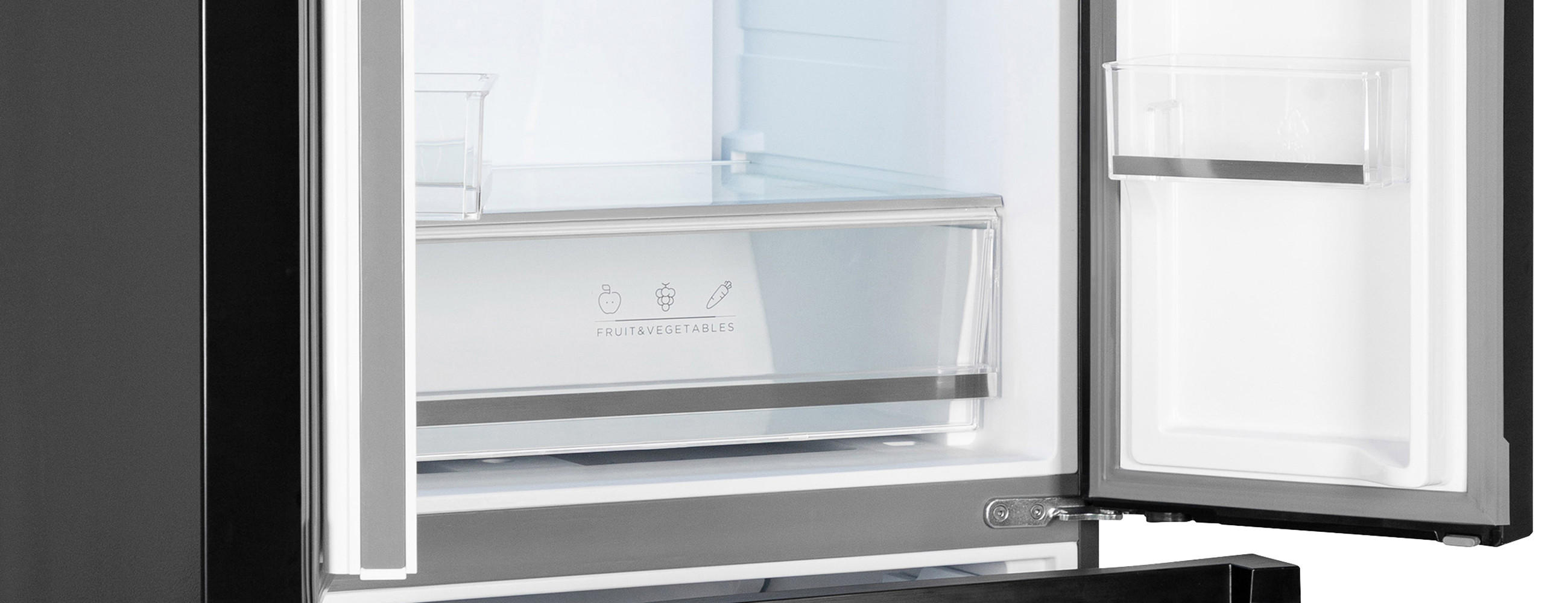 Nahaufnahme von Kühlschrank mit offenen Türen und leeren Fächern.