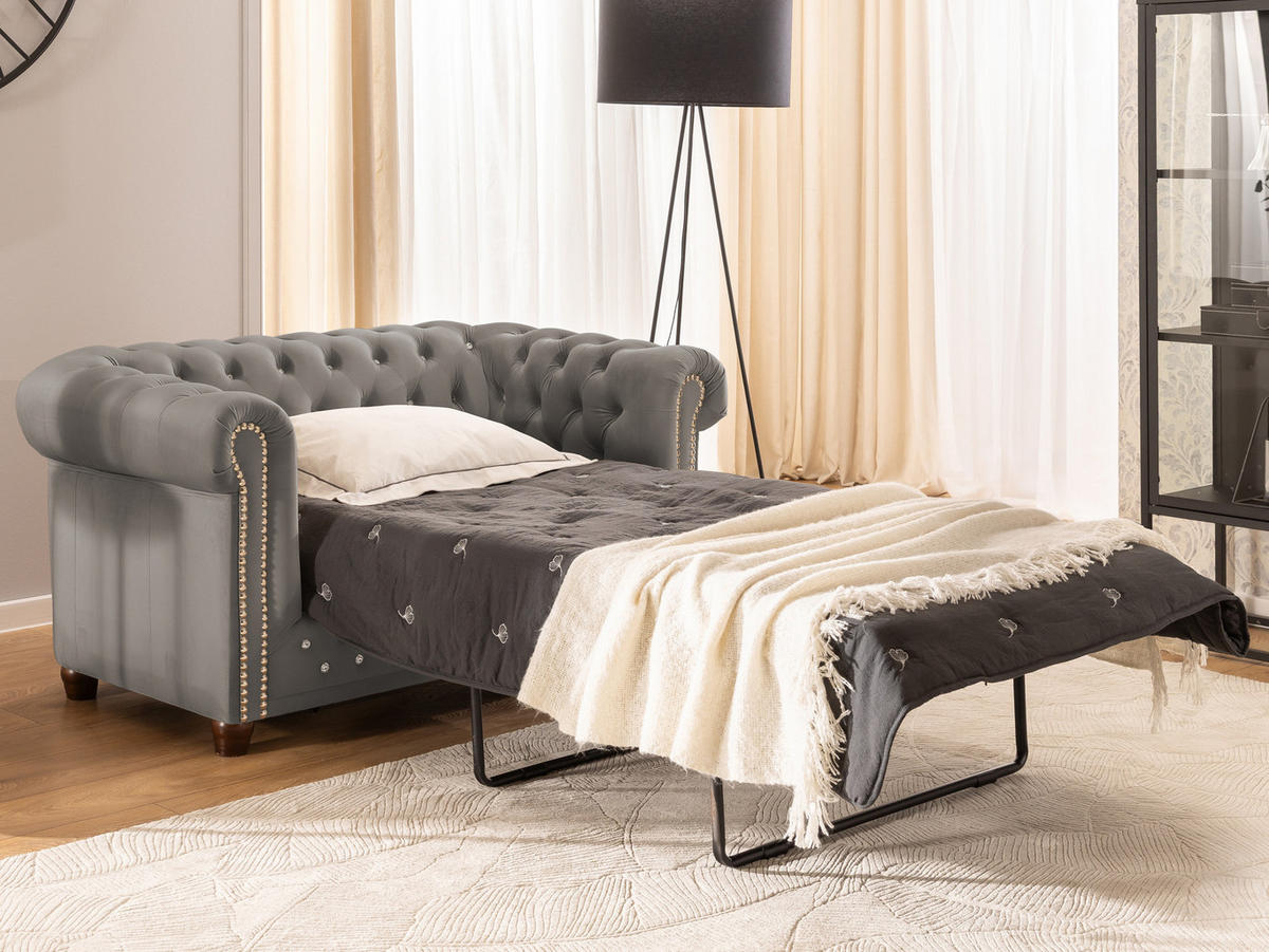 CHESTERFIELD-SOFA 2-Sitzer mit Schlaffunktion Cleo Blink Grau Samt mit Kristallsteppung und braunen Massivholzfüßen - Braun/Grau, Holz/Textil (148/72/86cm) - S-Style Möbel