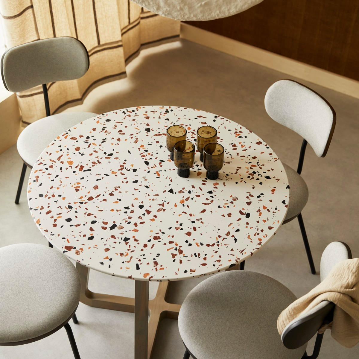 TISCH Elio Braun aus Premium-Terrazzo - Braun, Stein (90/90/72cm) - Tikamoon