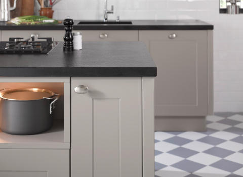 Küche in Beige, Schwarze Arbeitsplatte, Dieter Knoll