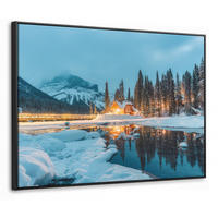 LEINWAND Bilder mit Rahmen - Winterlandschaft - Natur - Haus - Berge - Schnee - 70x50 - Hellblau, Textil (70/50cm) - MuchoWow