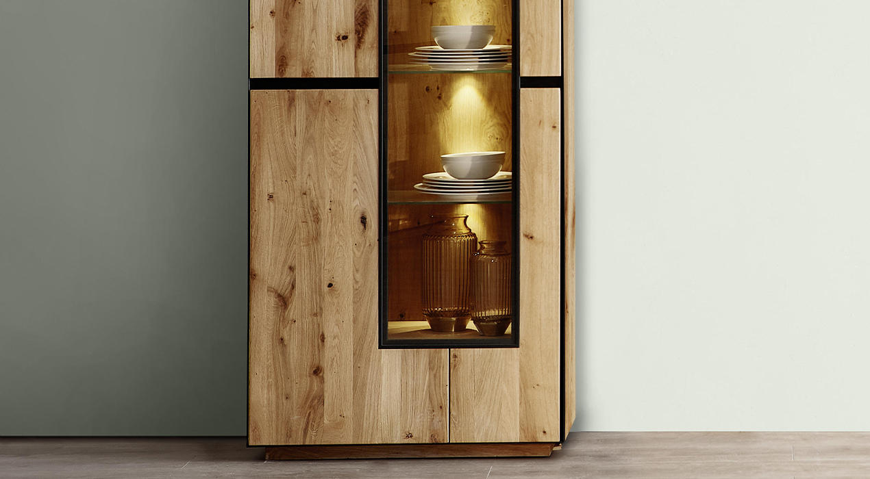 Standvitrinen aus Holz und Glas