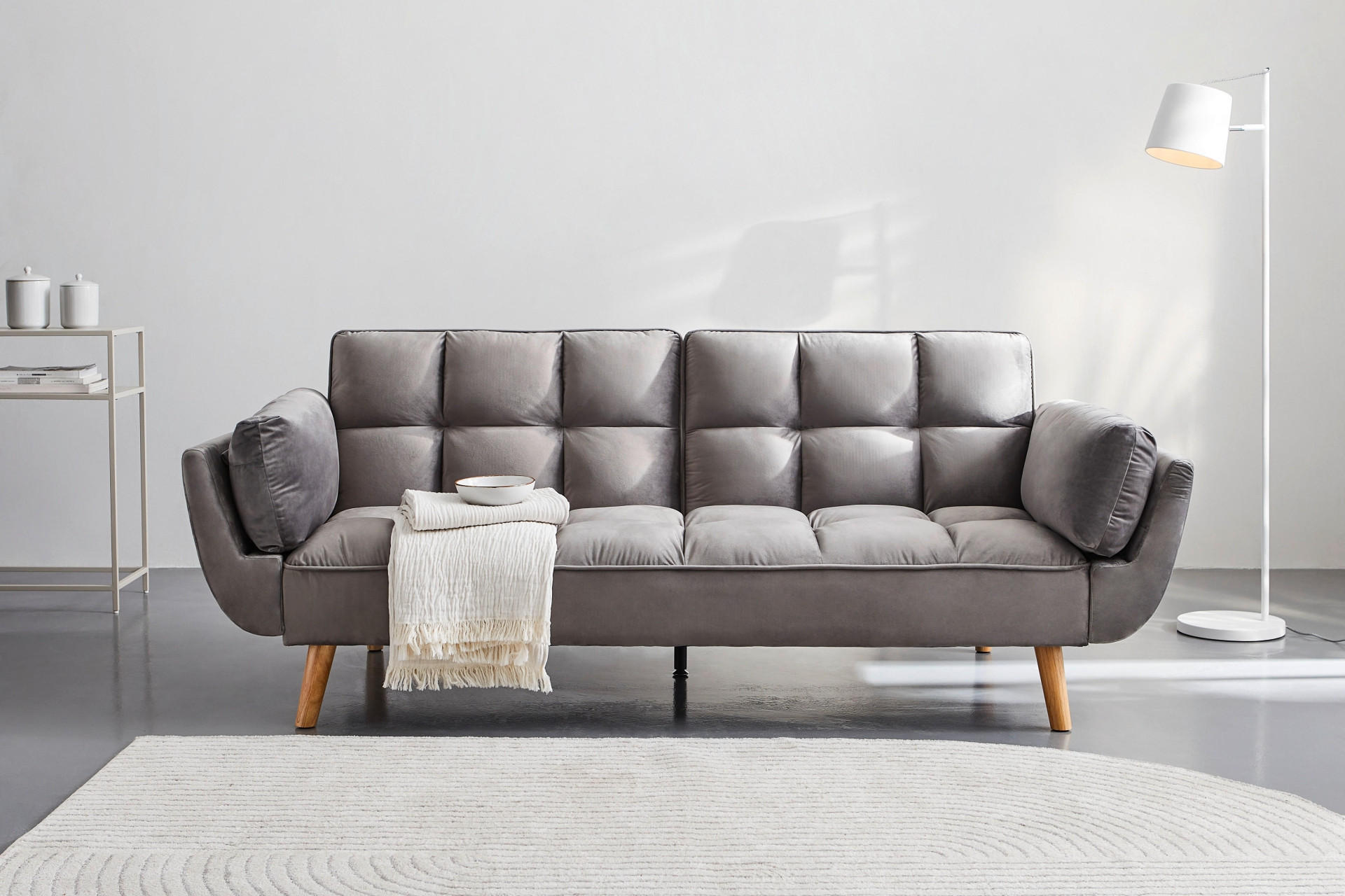 sivi trosjed s drvenim nogicama