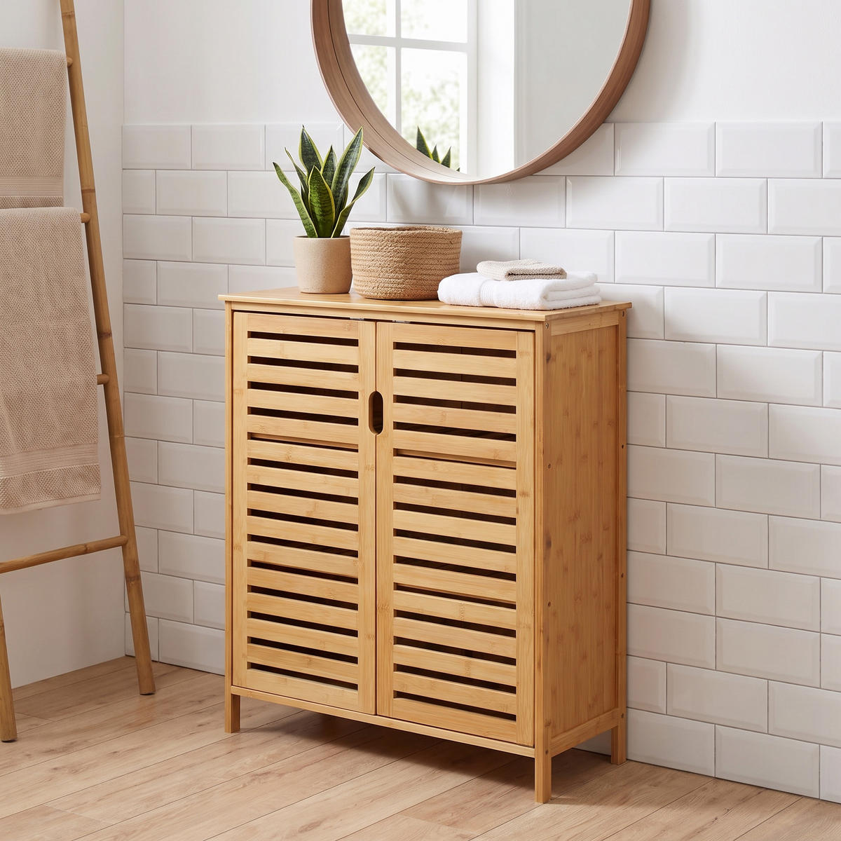 BADRUMSSKÅP Bambu sidoskåp med 2 jalusidörrar & hyllor - Naturfärgad, Naturmaterial (68/86/32cm) - Urban Meuble