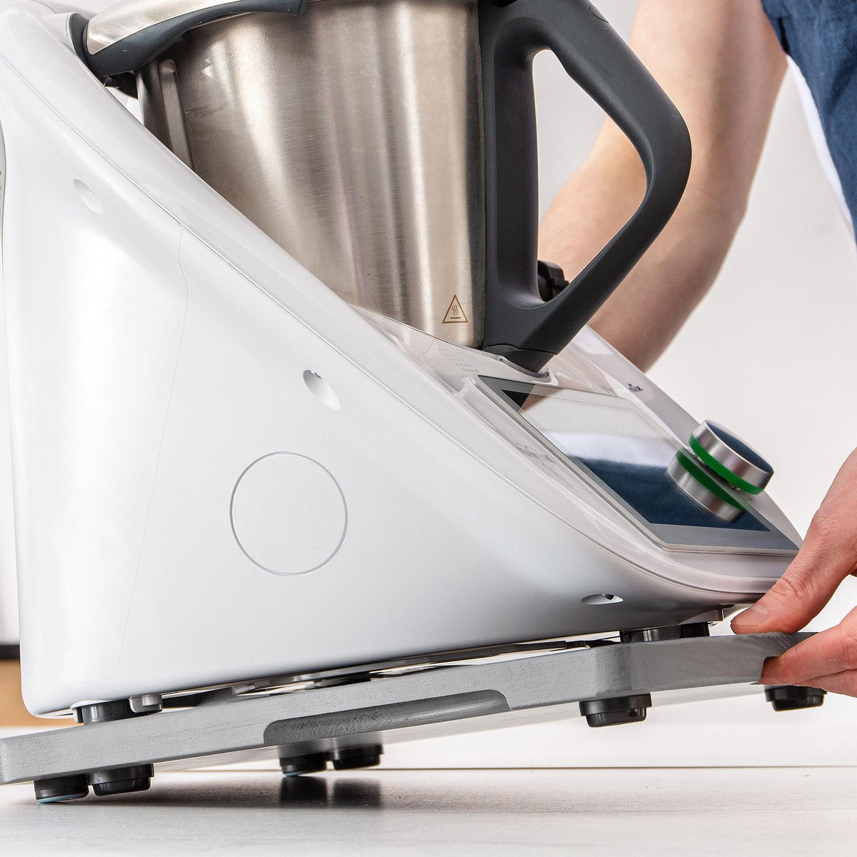 TOPFUNTERSETZER Gleitbrett COQUERE für Thermomix TM5 und TM6 - Grau, Holz (32/35cm) - KONSIMO®