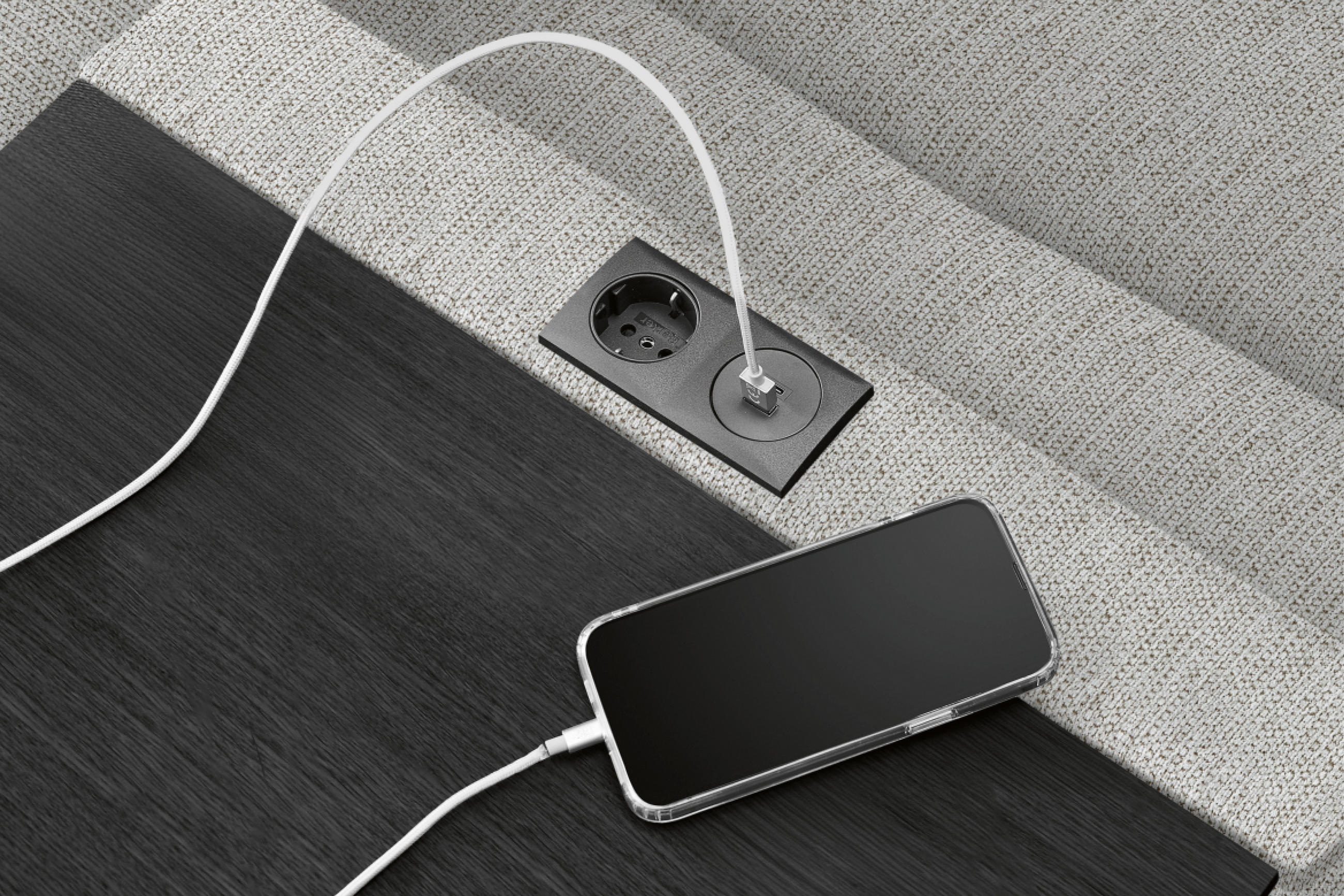 Hellgraues Funktionssofa mit integrierten USB-Anschlüssen 