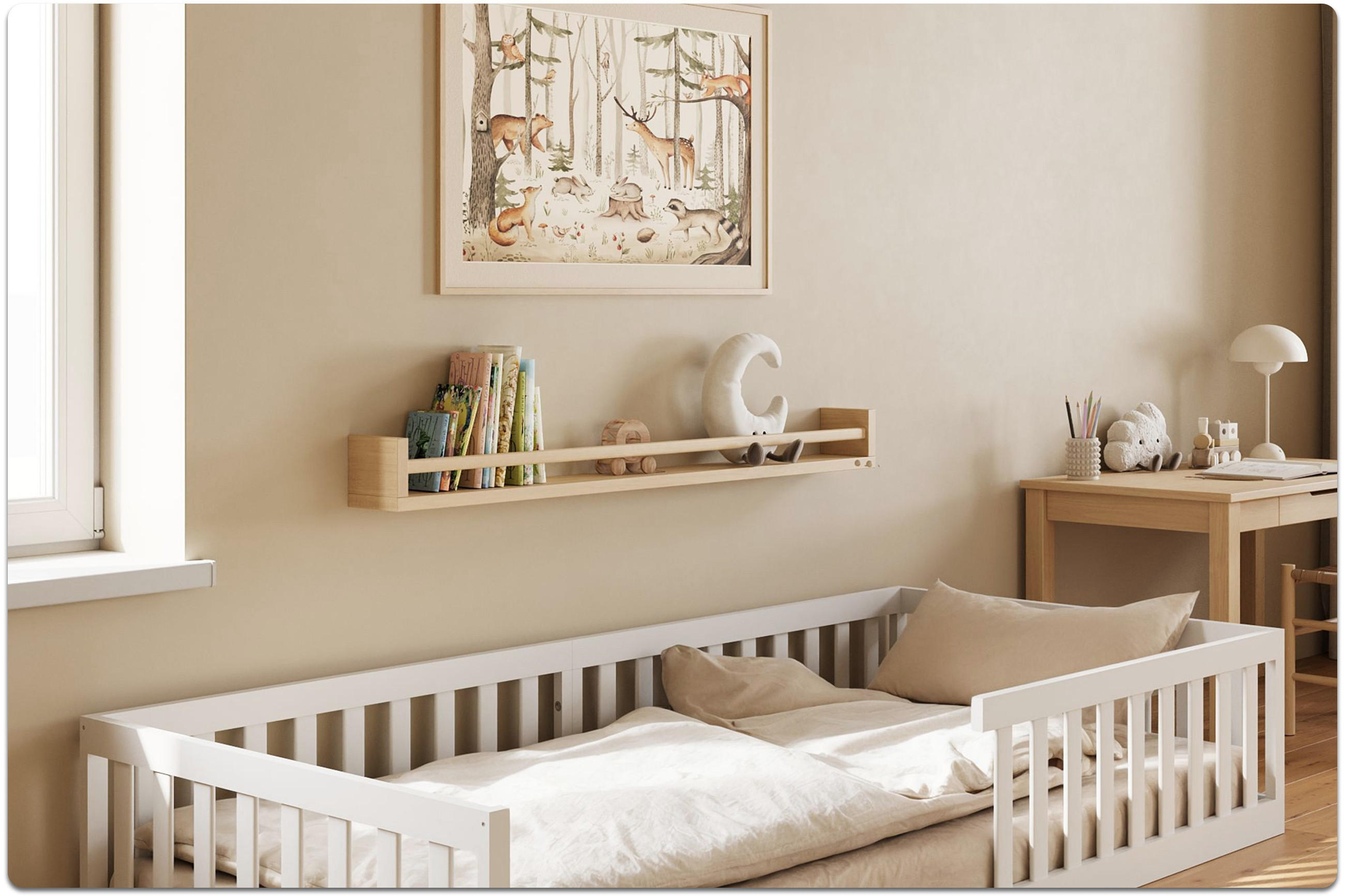 Kinderzimmer mit weißem Gitterbett, hellem Holzwandregal mit Büchern und Dekoration, darüber ein gerahmtes Bild mit Waldtieren, im Hintergrund ein Schreibtisch mit Spielzeug und Lampe.
