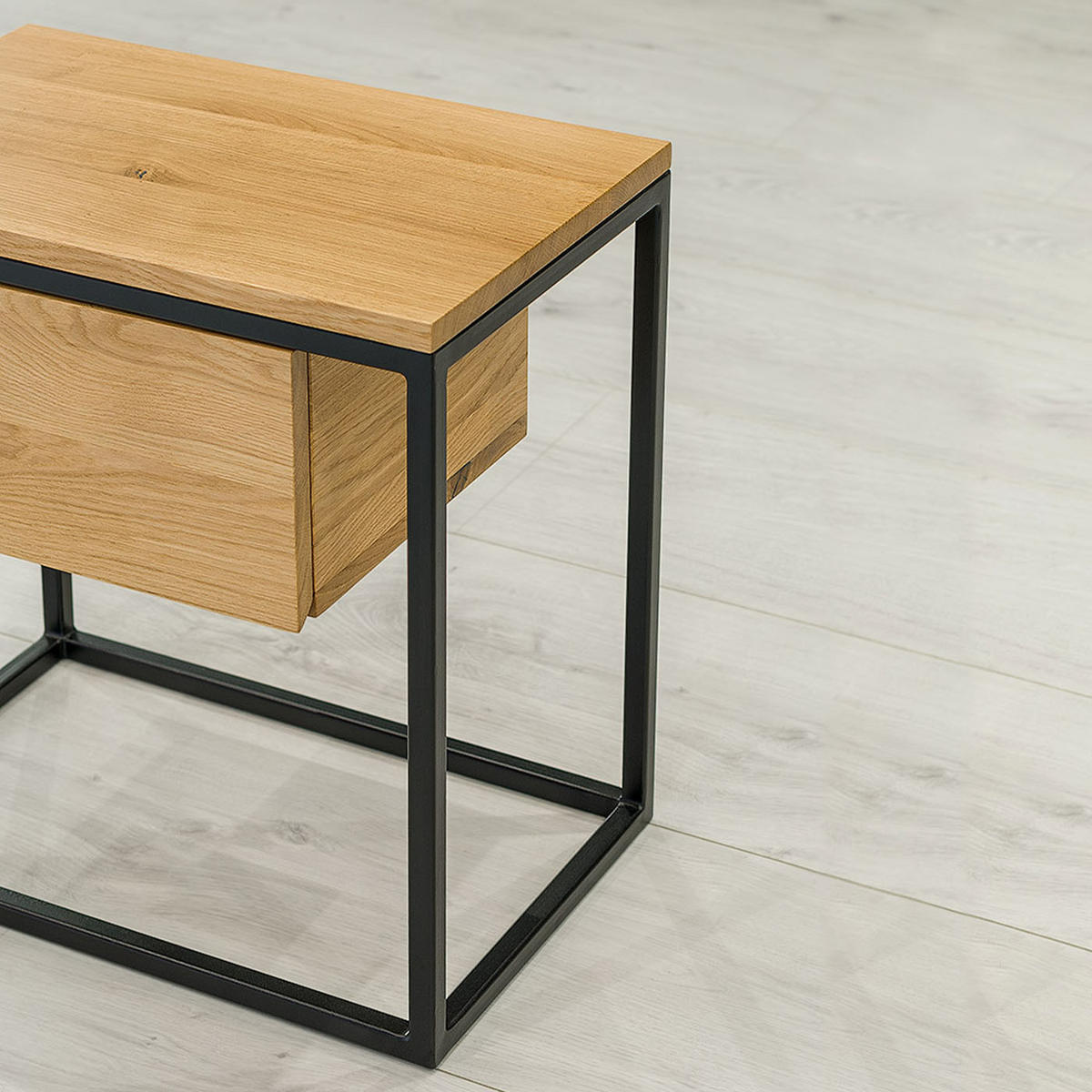 NACHTTISCH Hover aus massivem Eichenholz - Eichefarben/Schwarz, Holz/Metall (55/55/35cm) - Danzz