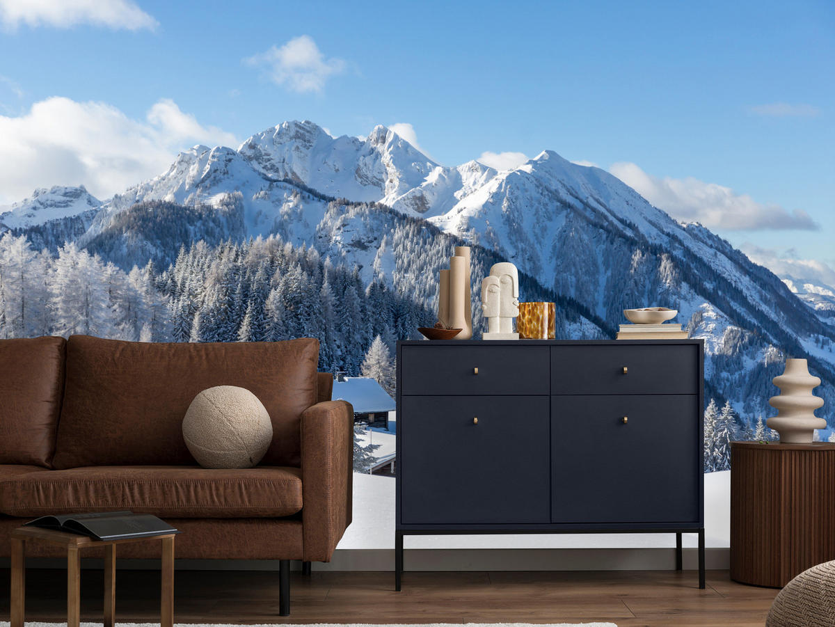 FOTOTAPETE für Wohnzimmer Felsige Berge Winter Tannen Holzhütten Schnee 300x210 - Braun/Weiß, Papier (300/210cm) - Muralo