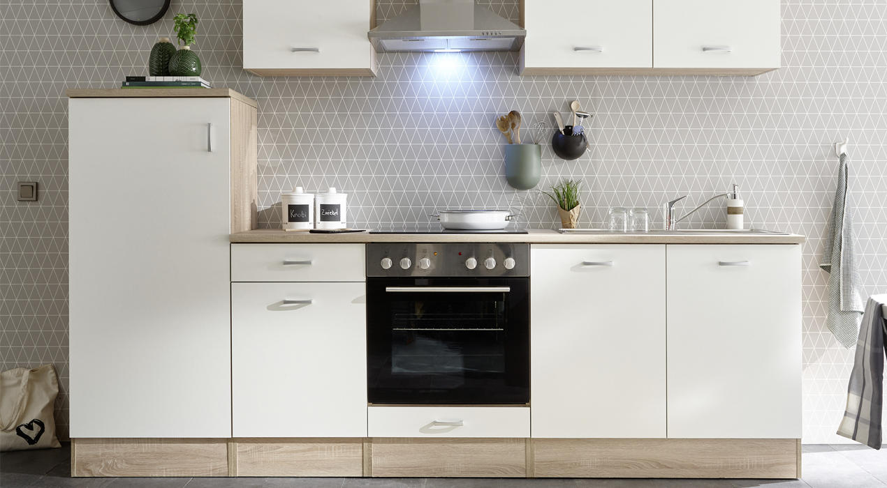 Küchenzeile mit Geräten