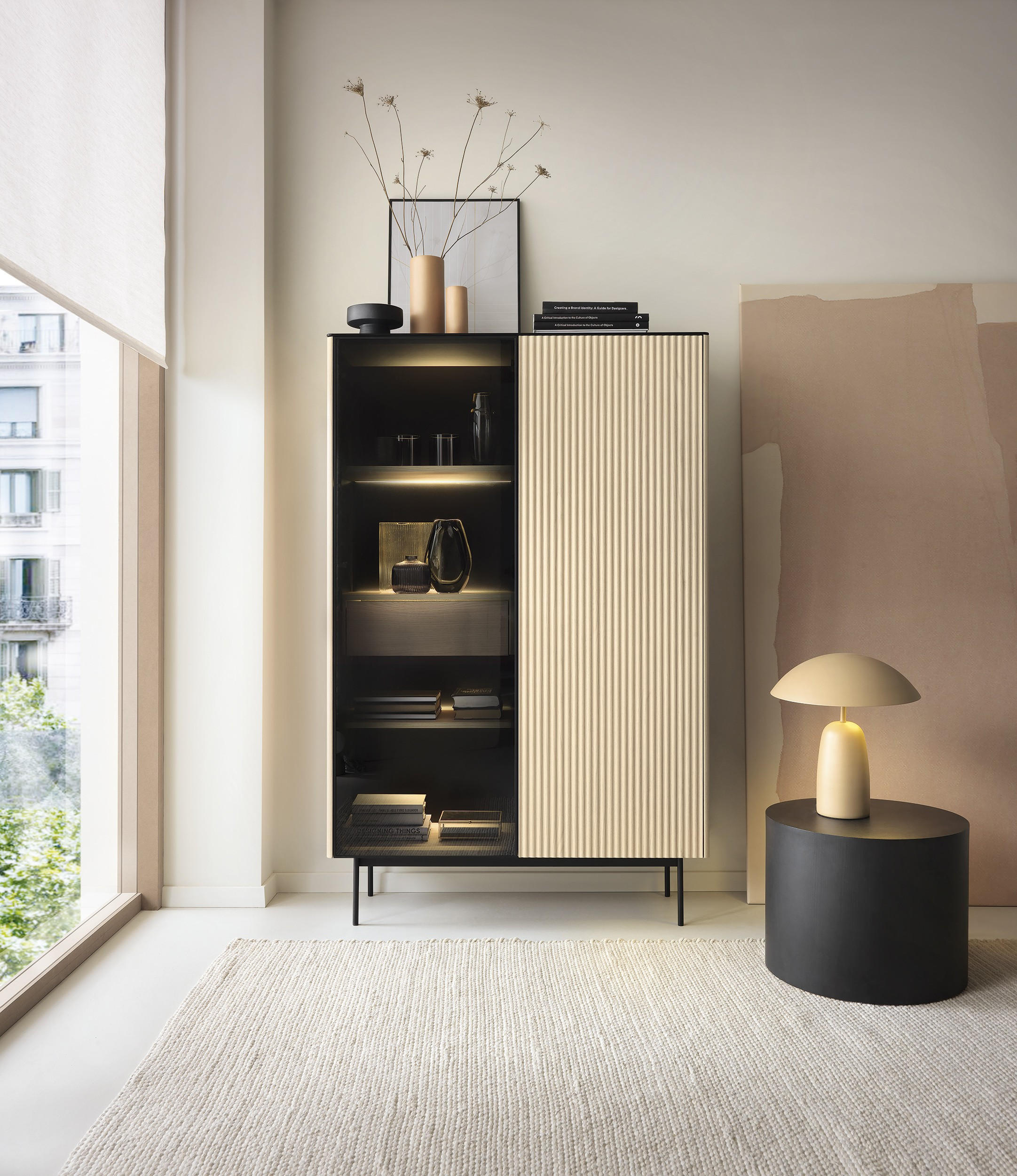 VITRINE Rita Vincenza Eiche, Hochschrank mit LED Beleuchtung und Glasfront - Eichefarben/Schwarz, Holzwerkstoff (107/163/39cm) - Bettso