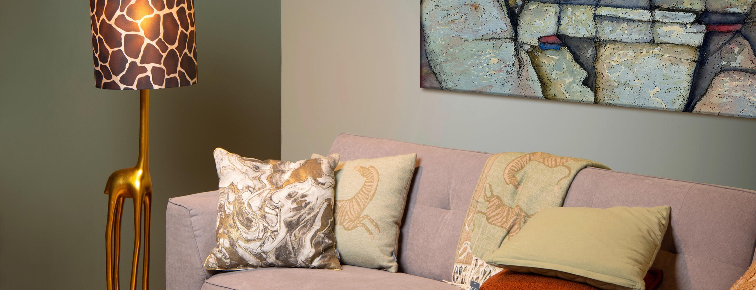 Couch mit decke und kissen und einer stehlampe daneben