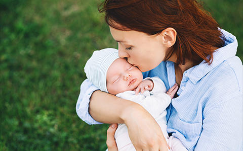 Baby schläft bei Mutter