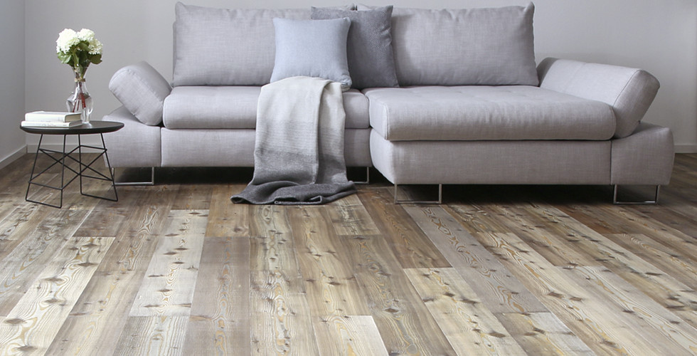 Holzboden Lärche mit grauer Couch