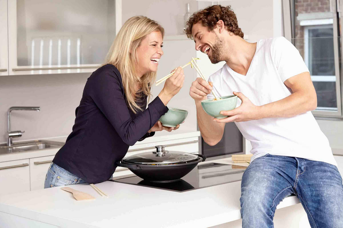 WOK INKL. ABLAGEGITTER Globus i schwarz ø 36 cm - Schwarz, Metall (36cm) - Schulte Ufer