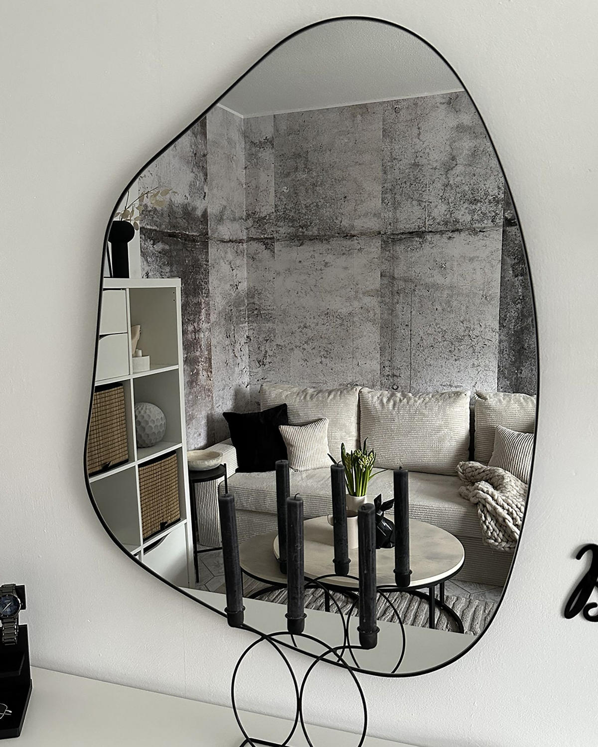 WANDSPIEGEL Metall schwarz asymmetrisch 70/92 cm Puteaux - Schwarz, Metall (70/92/3cm) - Beliani