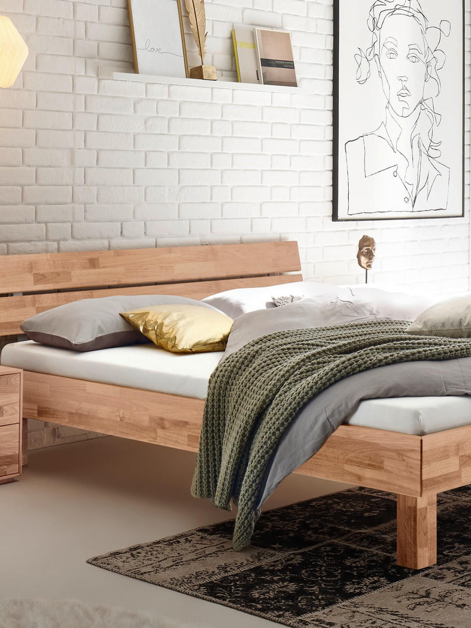 Doppelbett aus Massivholz mit Decke und Kissen