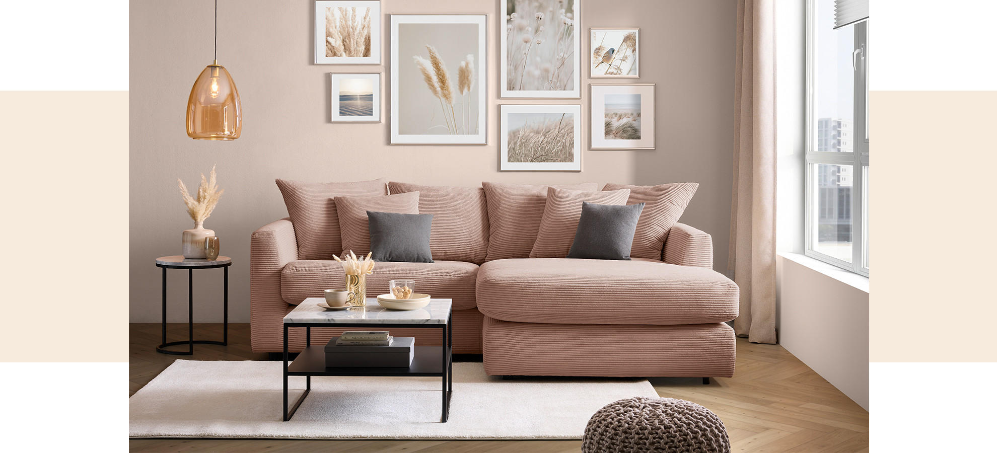 Gemütliches Wohnzimmer, Sofa, Kissen, Decke, Lampe, Couchtisch