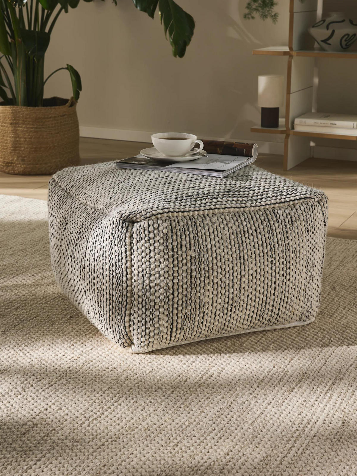 ROČNO izdelan volnen puf Rocco bež/črn 55x55x30 cm - bež, tekstil (55/30/55cm) - benuta Pure