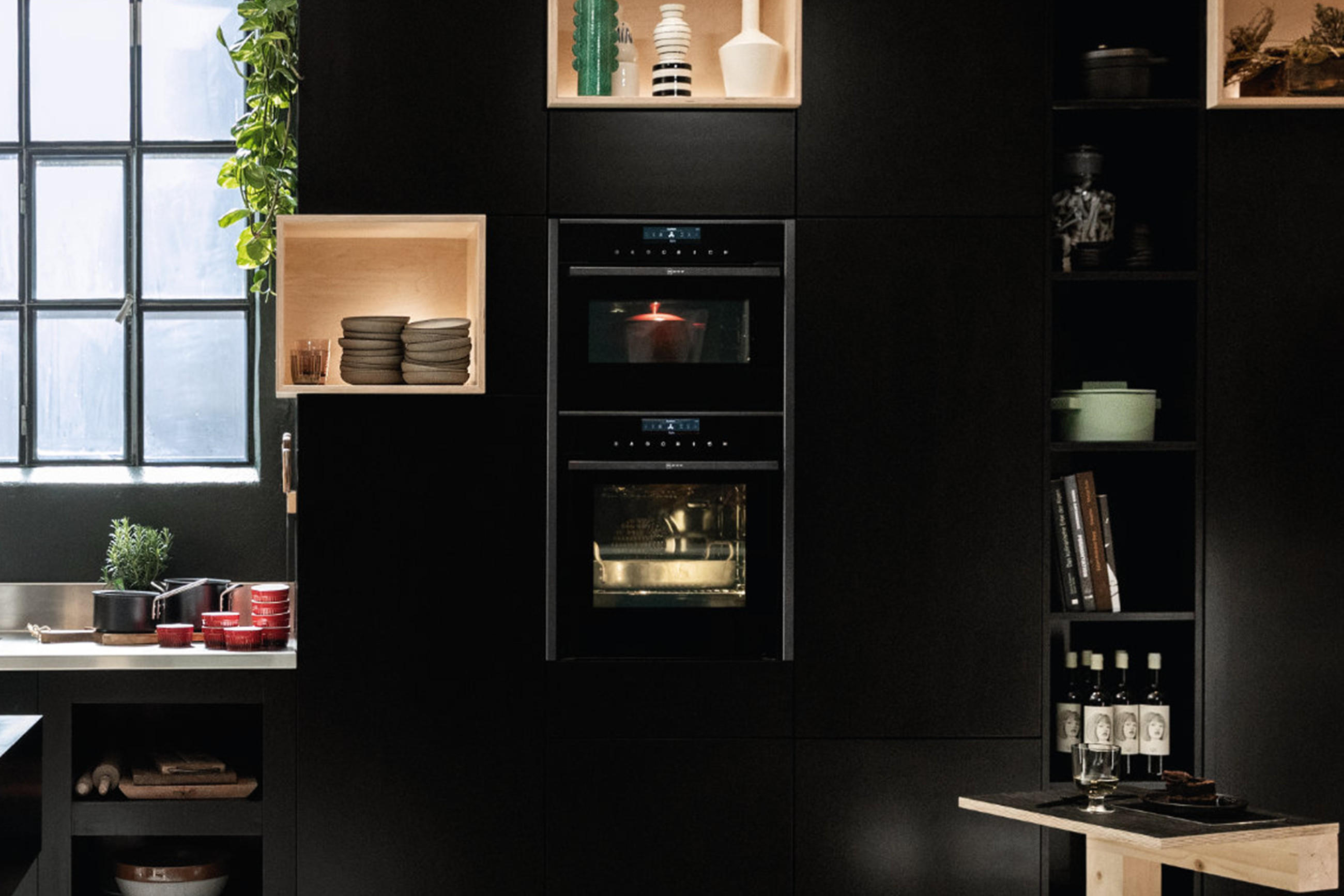 Backofen mit Pyrolyse-Funktion in moderner dunkler Küche.