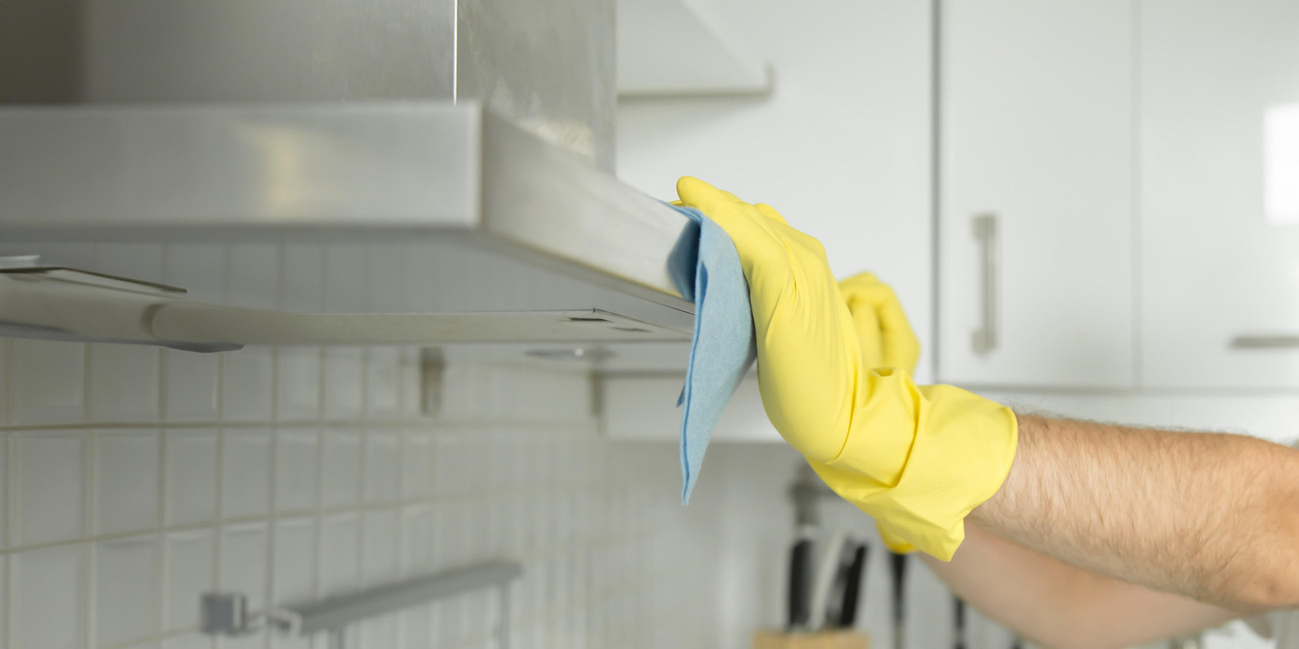 Küchenratgeber: Dunstabzugshaube reinigen, Abzugshaube in der Küche, Handschuhe und Putzlappen