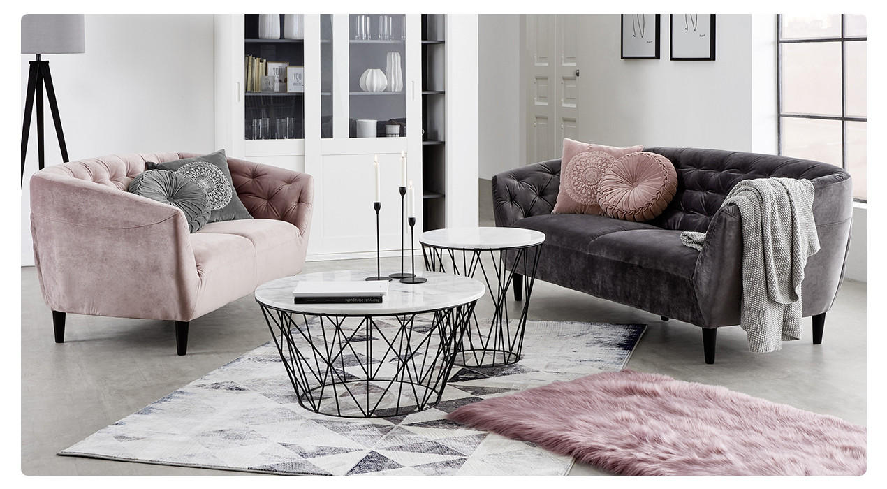 graue und rosafarbene Couch, weiß schwarzer Tisch