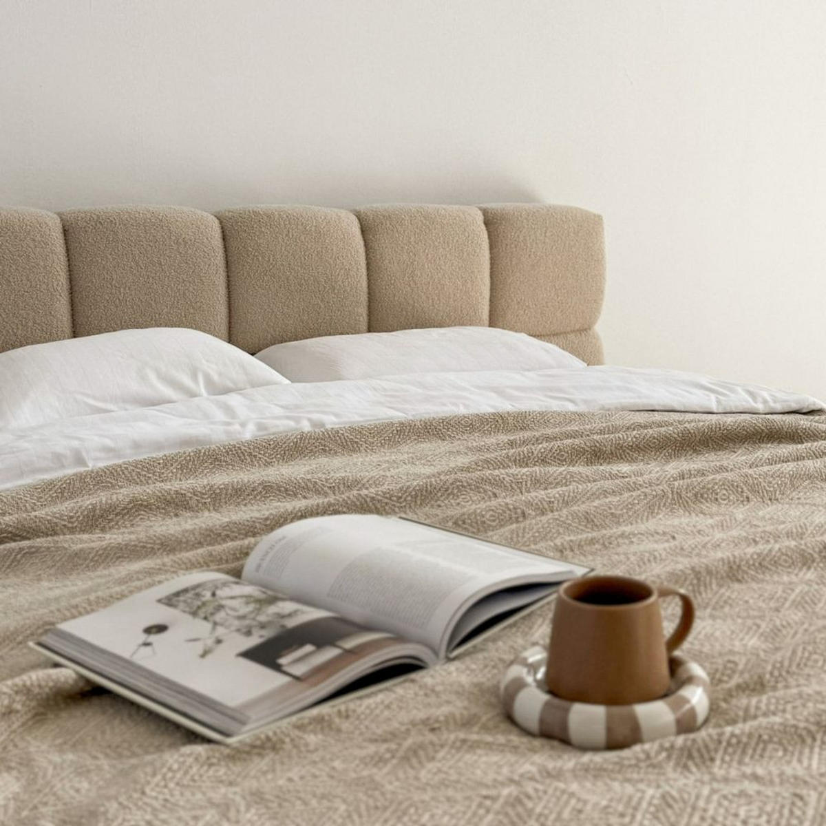 POLSTERBETT NUBO Medium 180x200 cm mit Bettkasten – QUELLE 02 - Creme, Holz (180/200cm) - Dekori_Interiors
