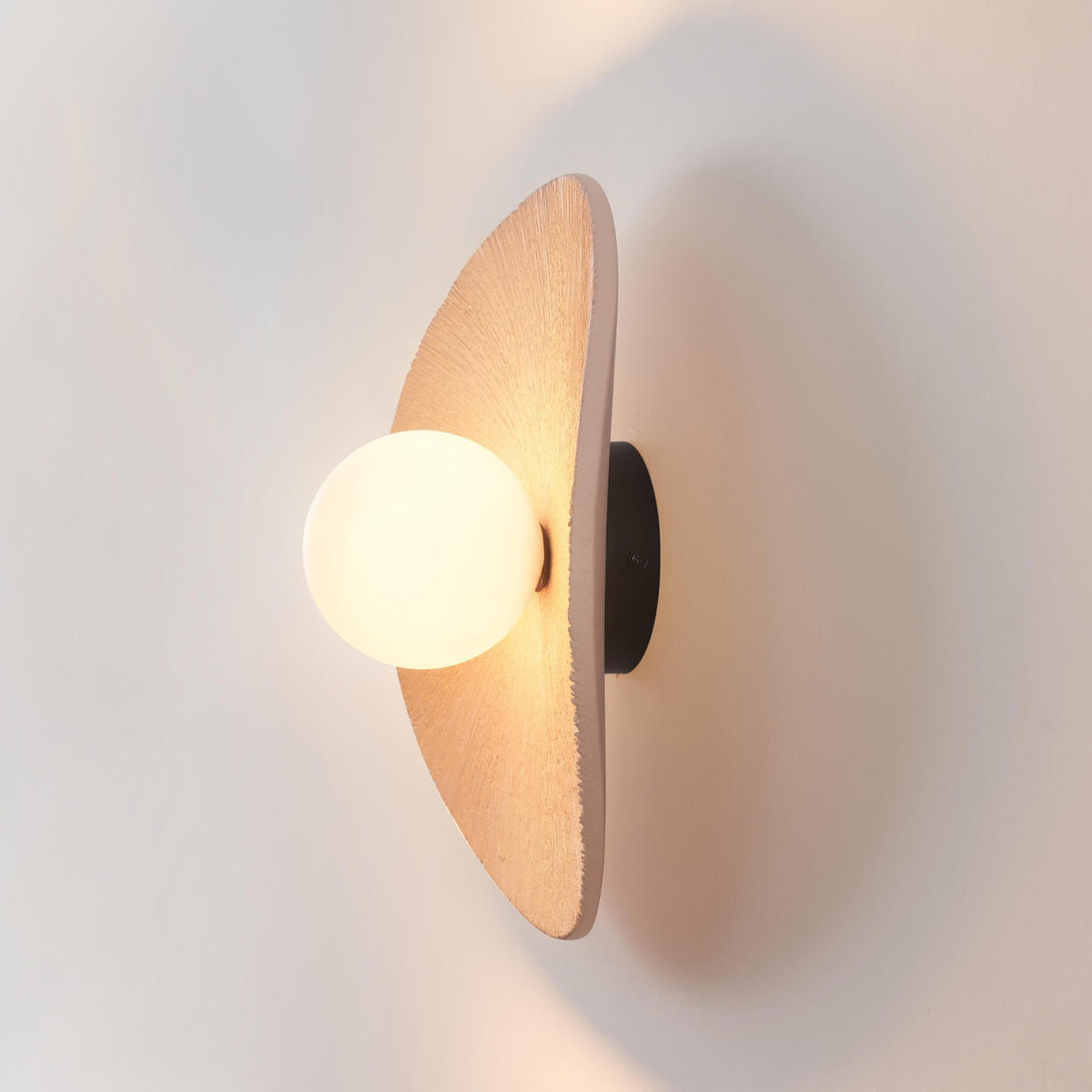 WAND- oder Deckenleuchte aus strukturiertem Keramik und weißem Glas - Niria - Beige, Keramik (32/32/14cm) - KOSILUM