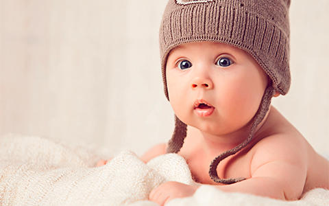 Passende Kleidung für gesunden Babyschlaf