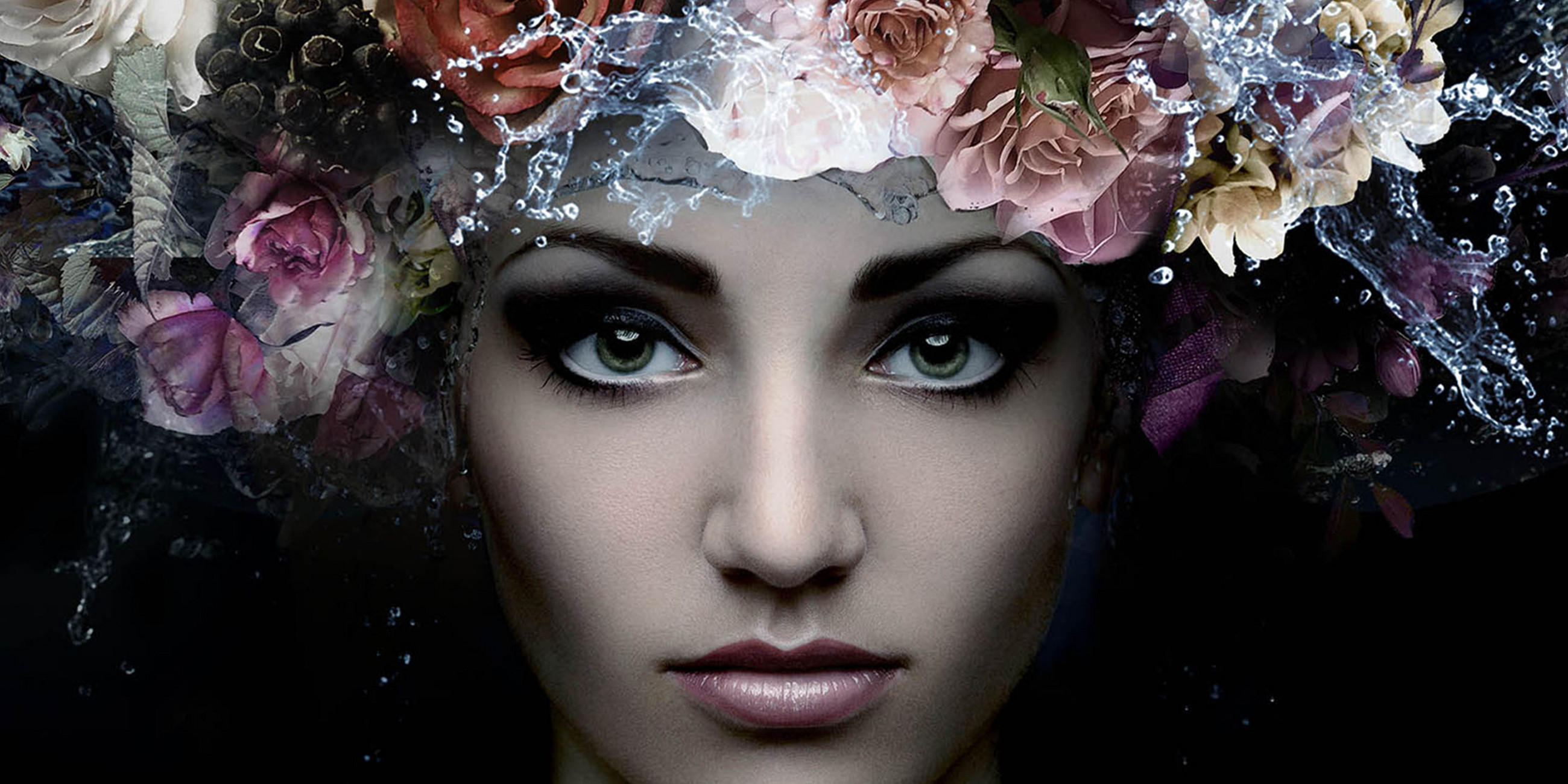 Portrait einer Frau mit einem Blumenkranz auf dem Kopf