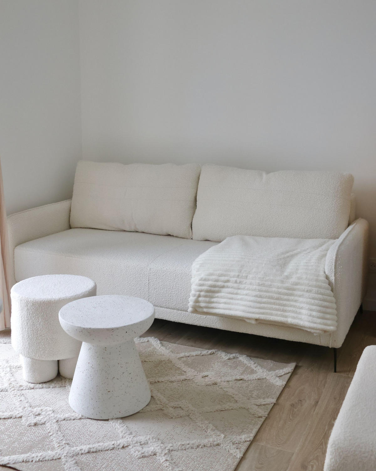 ROZKLÁDACÍ POHOVKA 3-místná Bouclé Krémově bílá Heming - krémová, textil (200/88/90cm) - Beliani
