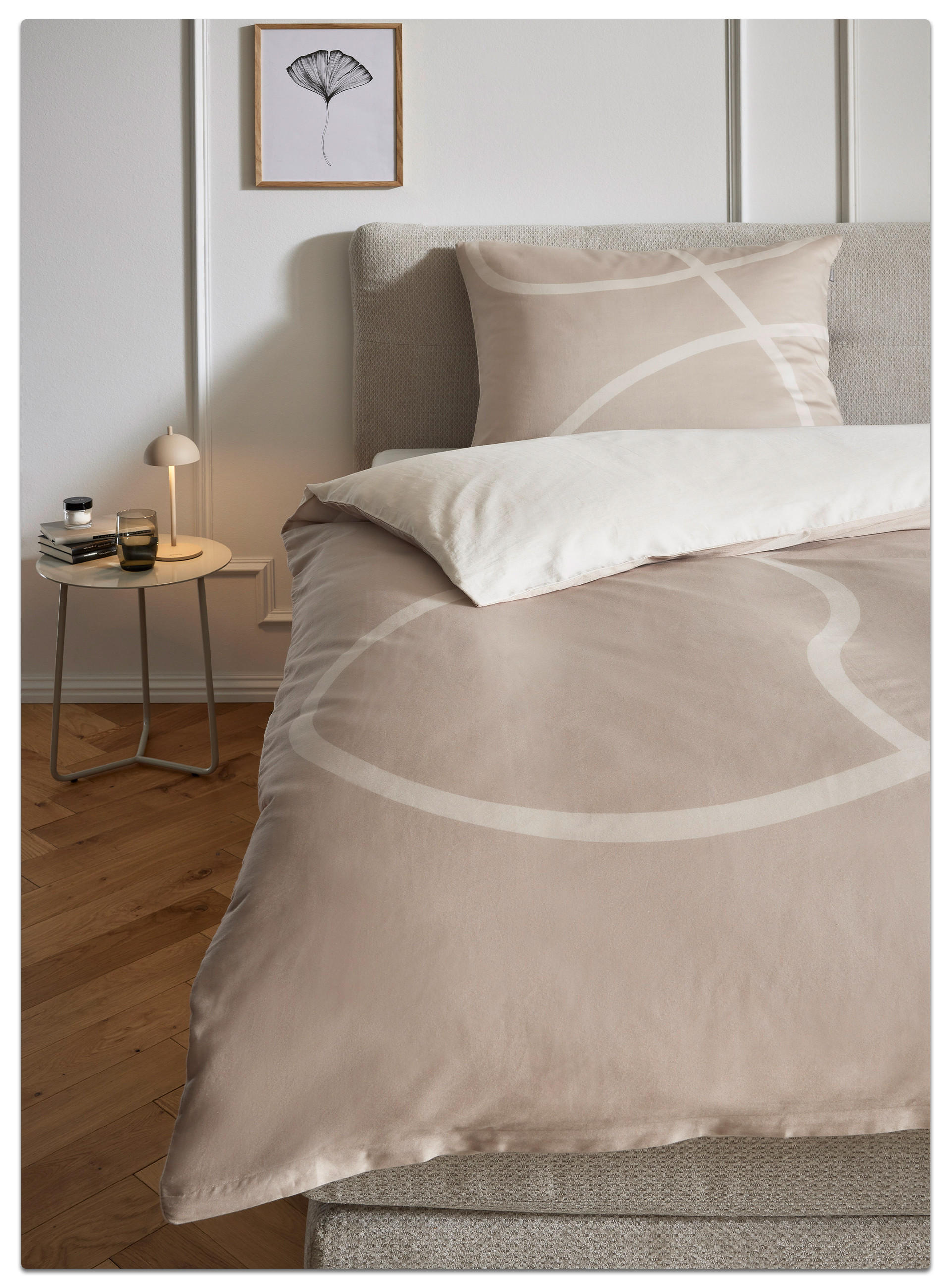 Schlafzimmer mit Bettzeug und Kissen in hellen Braun Farben