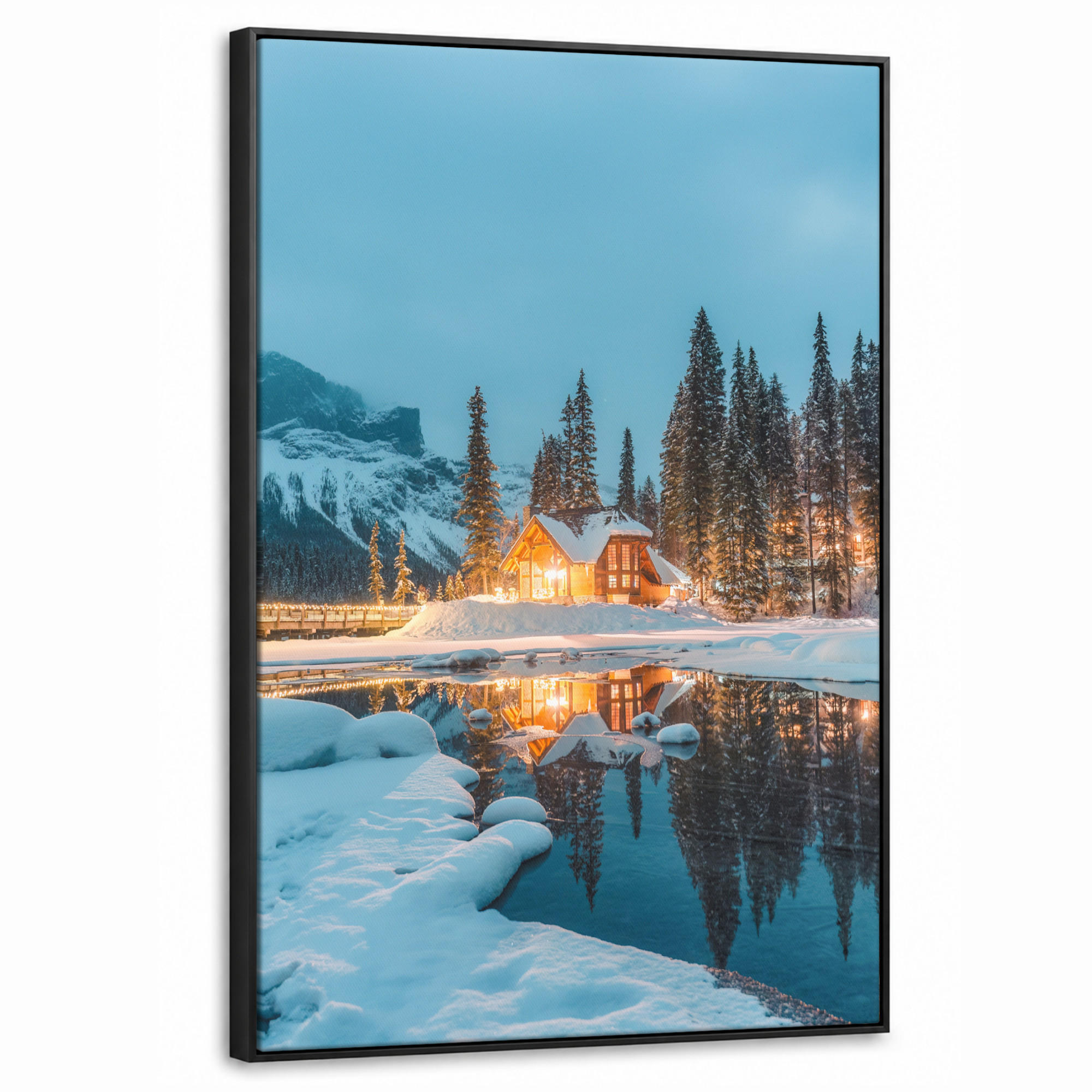 LEINWAND Bilder mit Rahmen - Winterlandschaft - Natur - Haus - Berge - Schnee - 60x90 - Hellblau, Textil (60/90cm) - MuchoWow