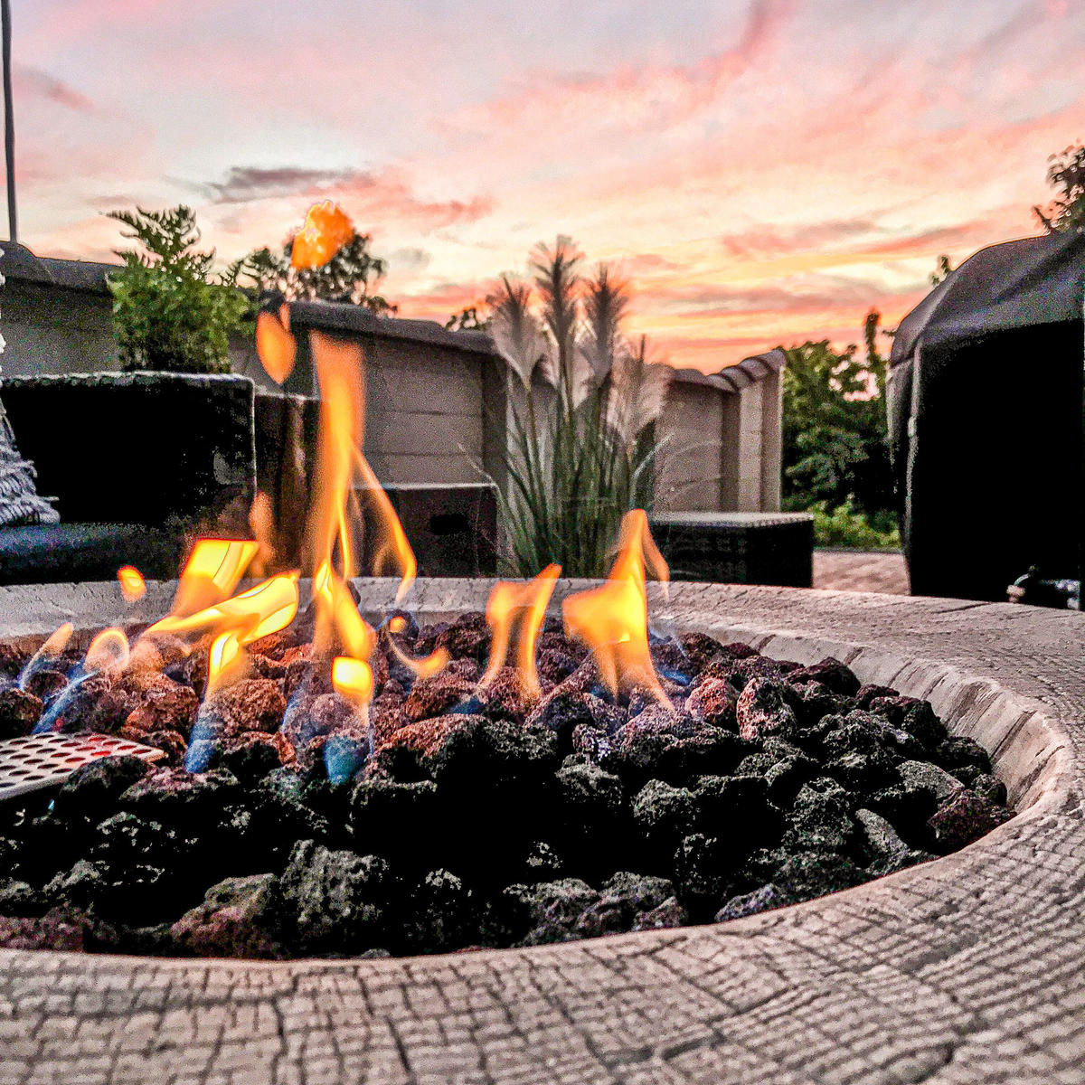 FEUERTISCH Manchester Gasfeuerstelle aus GF-Beton 106/100/43 cm - Rotbraun, Naturmaterialien (100/43/106cm) - Elementi